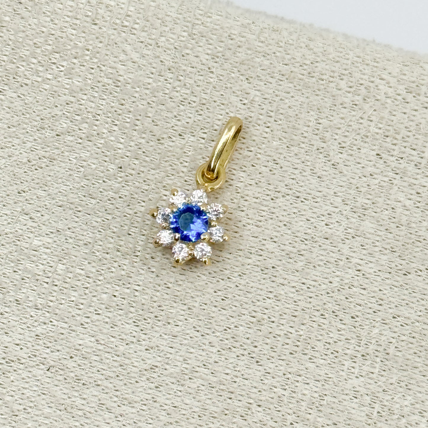 Dije Roseta con piedra azul en oro 18k ✨