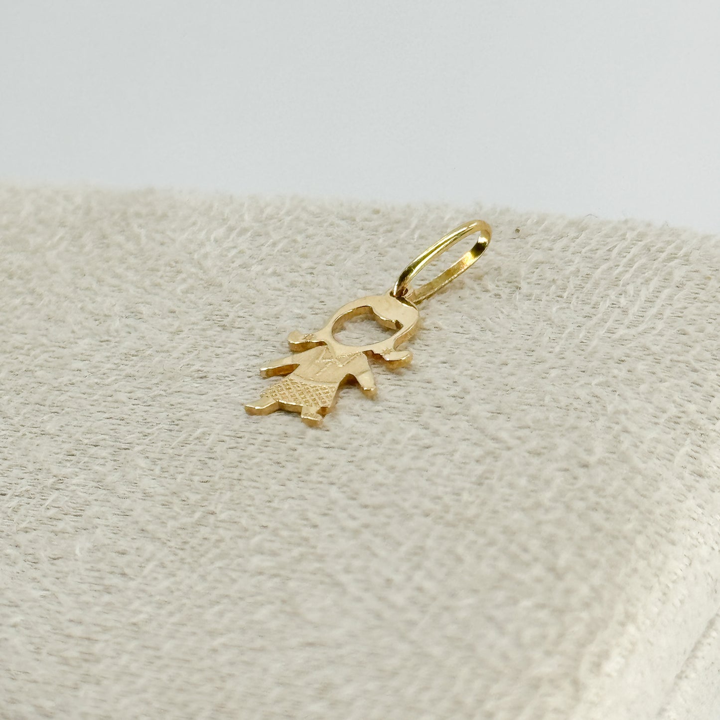 Dije Niña en Placa oro 18k ✨