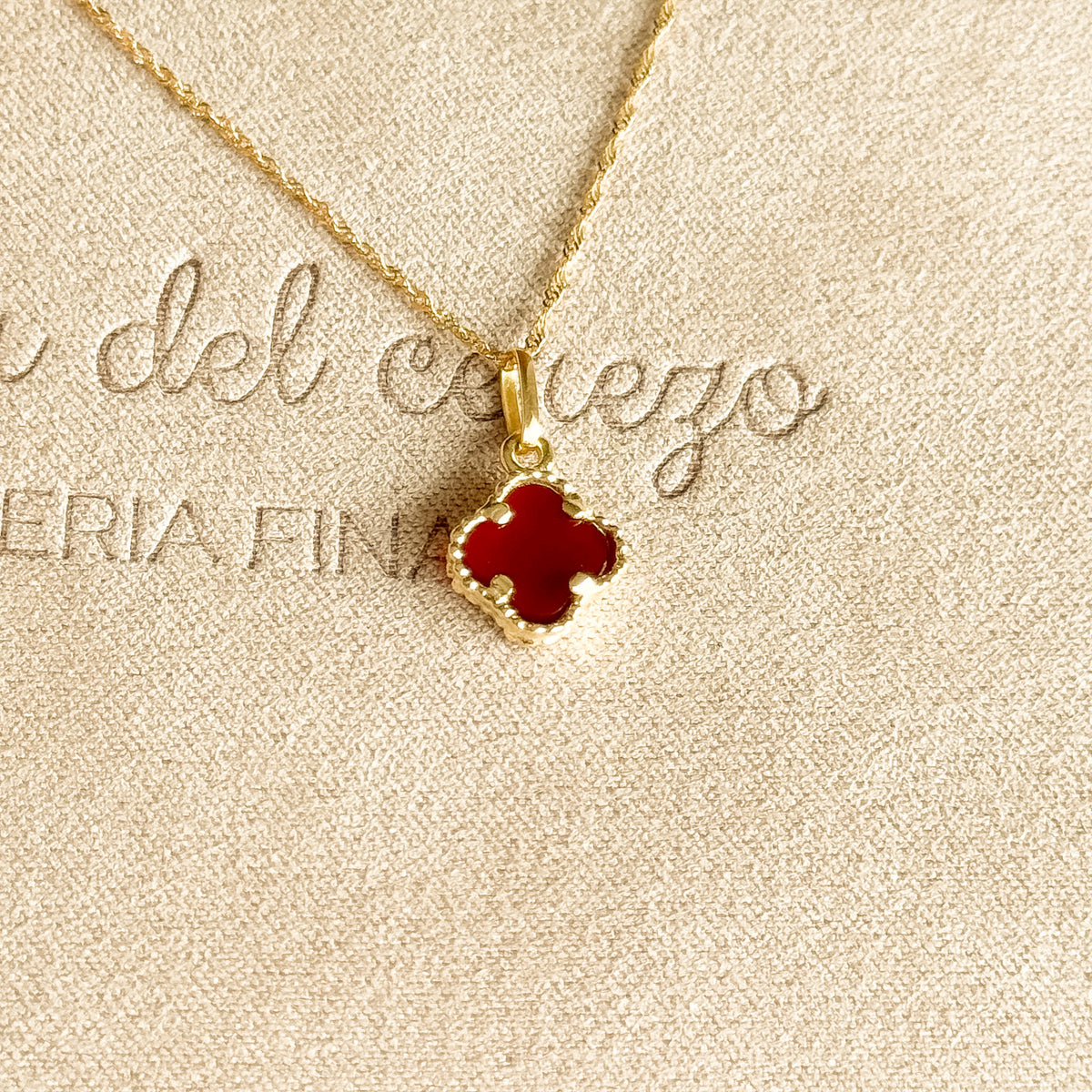 Dije Trébol Rojo en Oro 18k