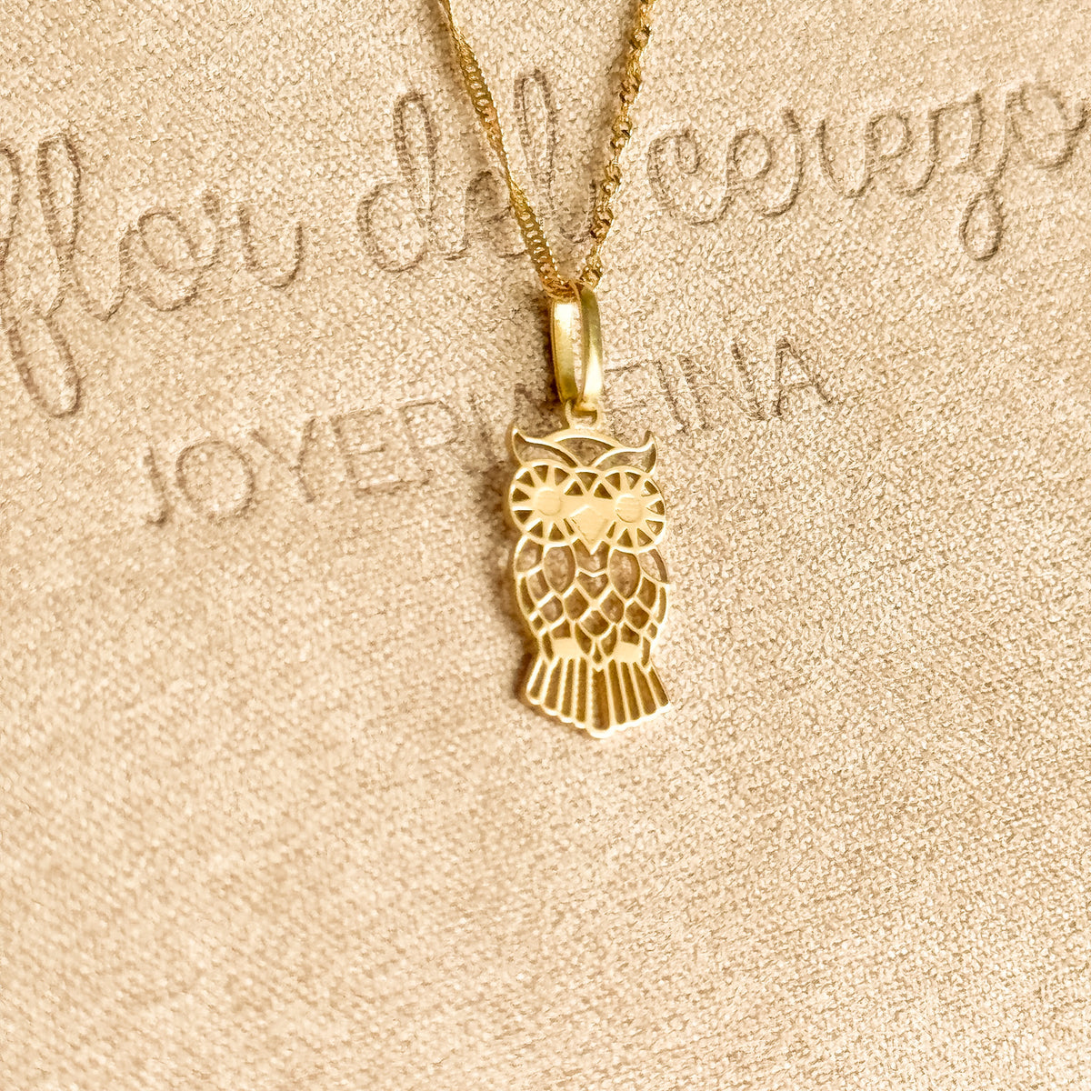 Dije Búho Calado en Oro 18k