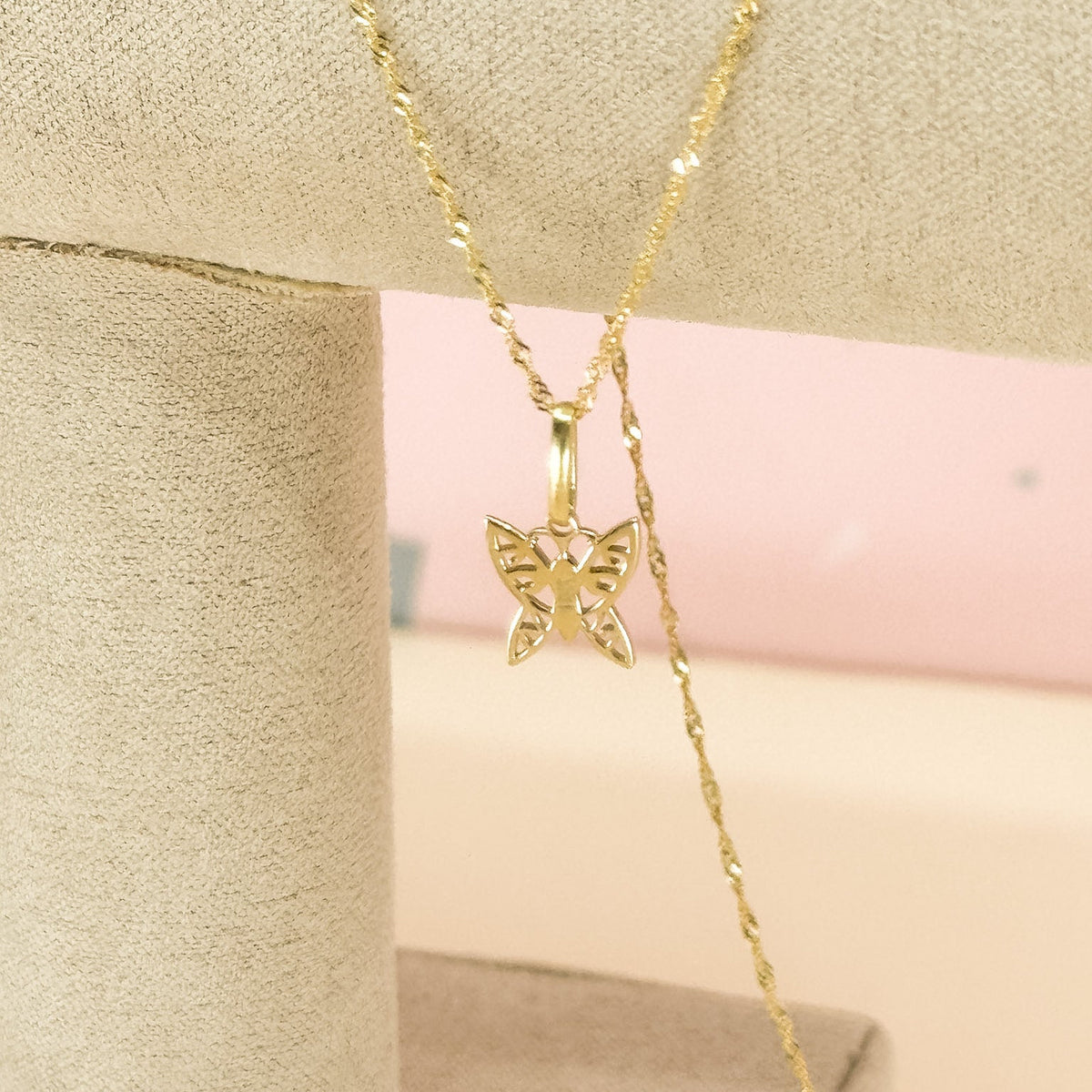 Dije Mariposa Calada en Oro 18k