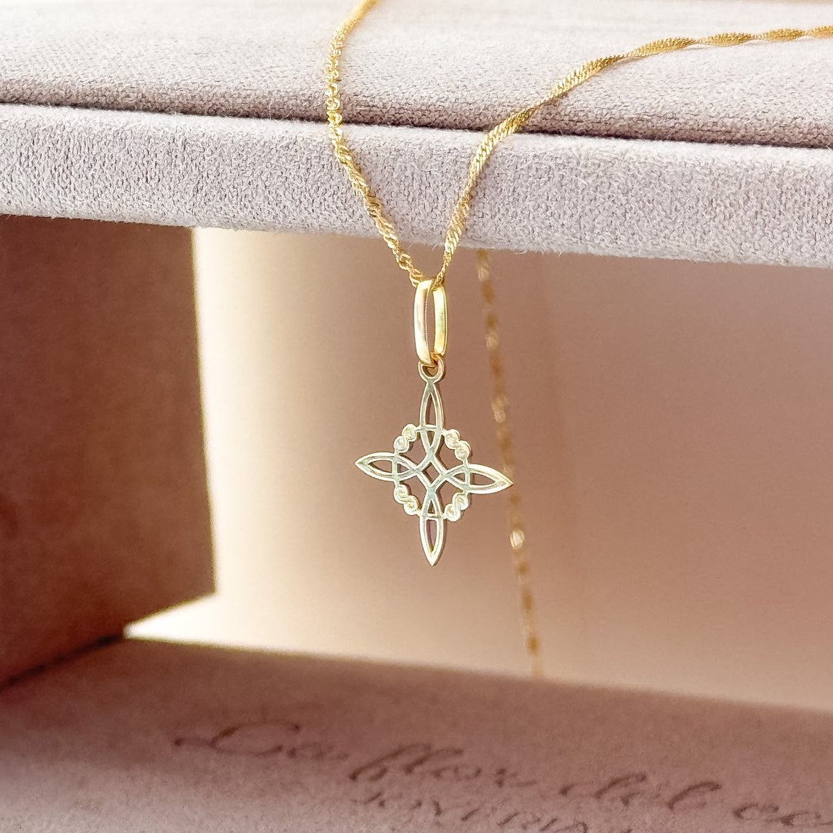 Dije Nudo de Brujas en Oro 18K