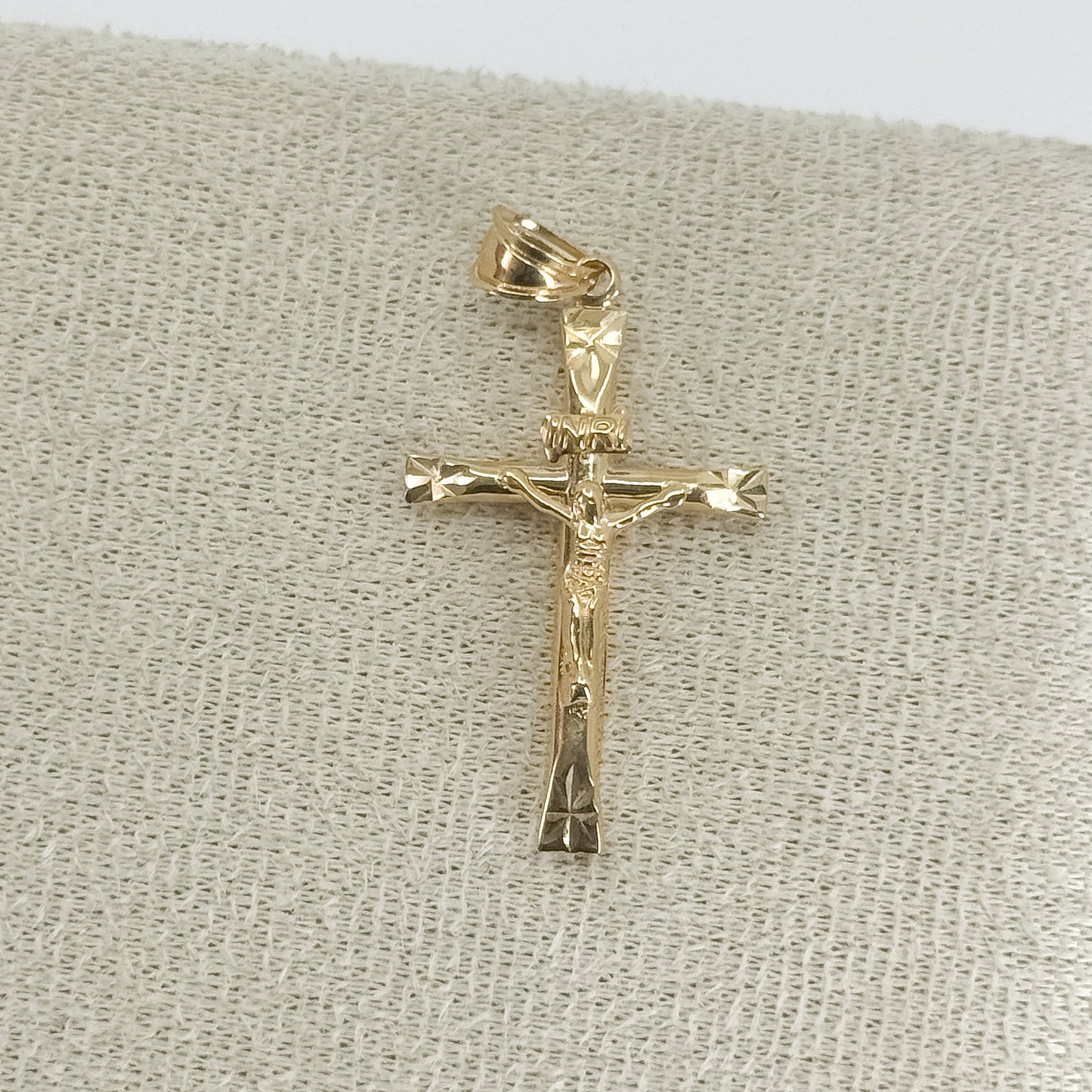 Dije Crucifijo Tallado Brillante