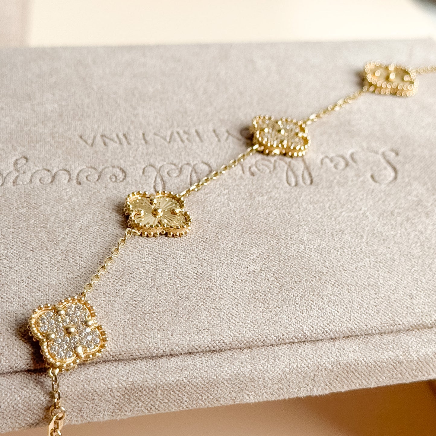 Pulsera Cinco Tréboles Pavé y Texturizados de Oro 18K