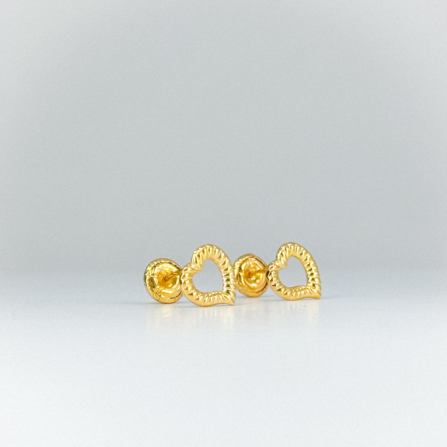 Aretes tipo topito corazón calado