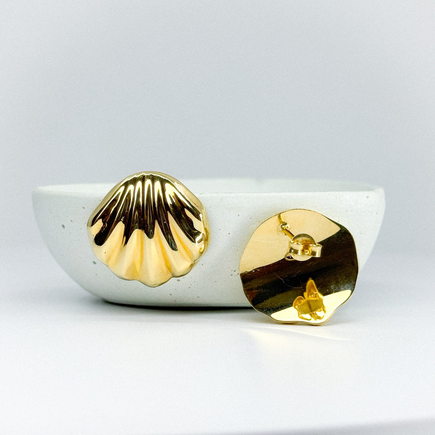 Aretes concha de oro 18k