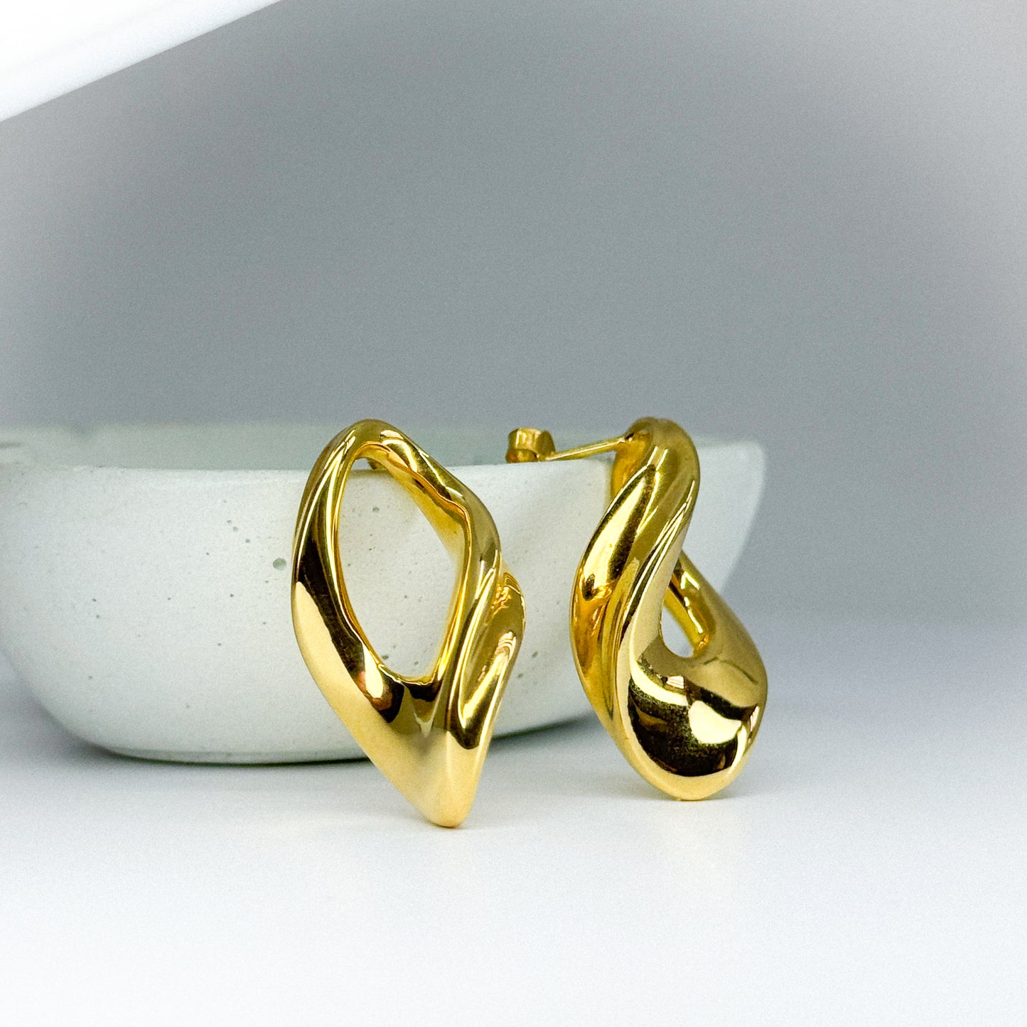 Aretes esculturales en oro 18k