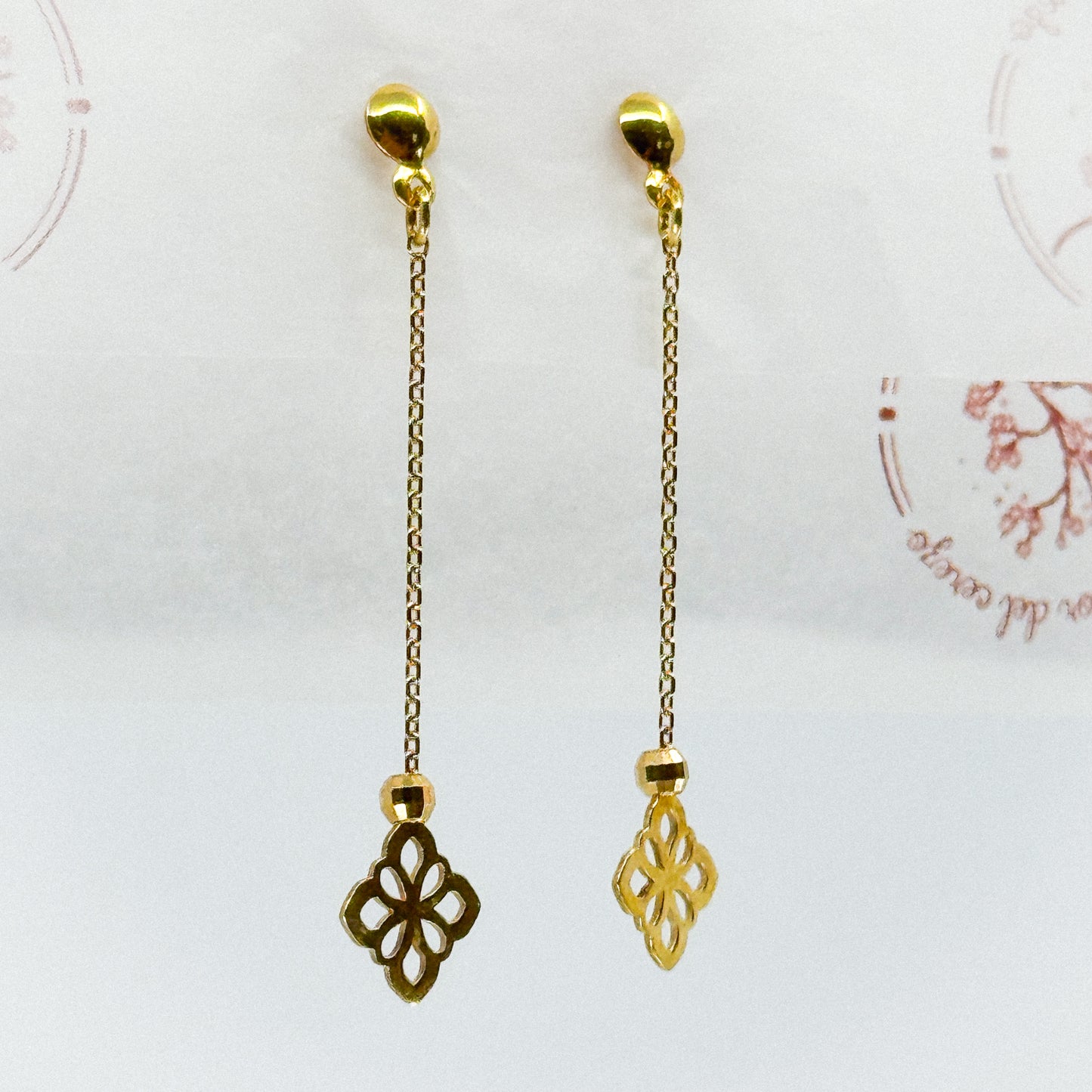 Aretes Flor Suspendida en Oro 18k