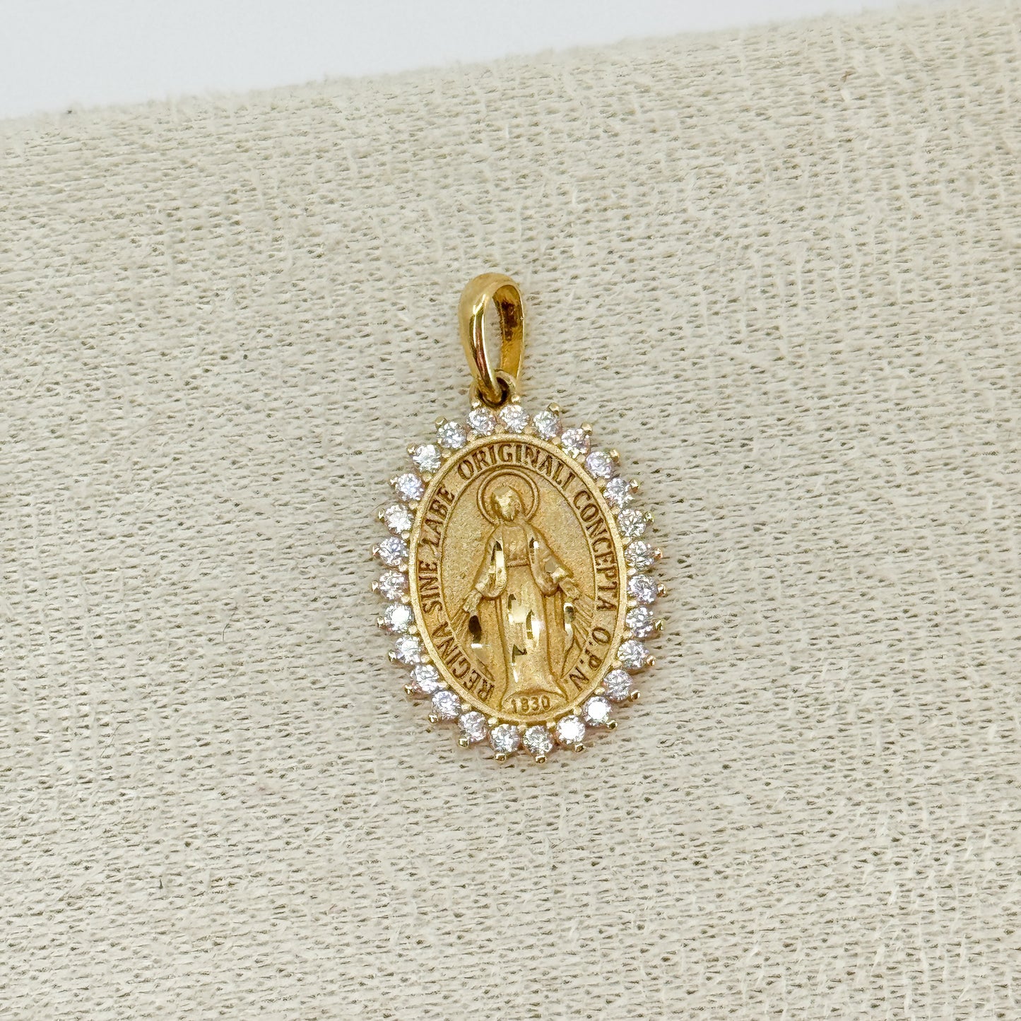 Dije Virgen Milagrosa Oval Brillante – Oro 18k
