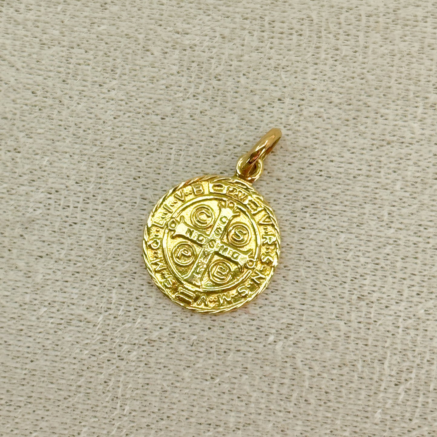 Dije Medalla San Benito Clásica – Oro 18k
