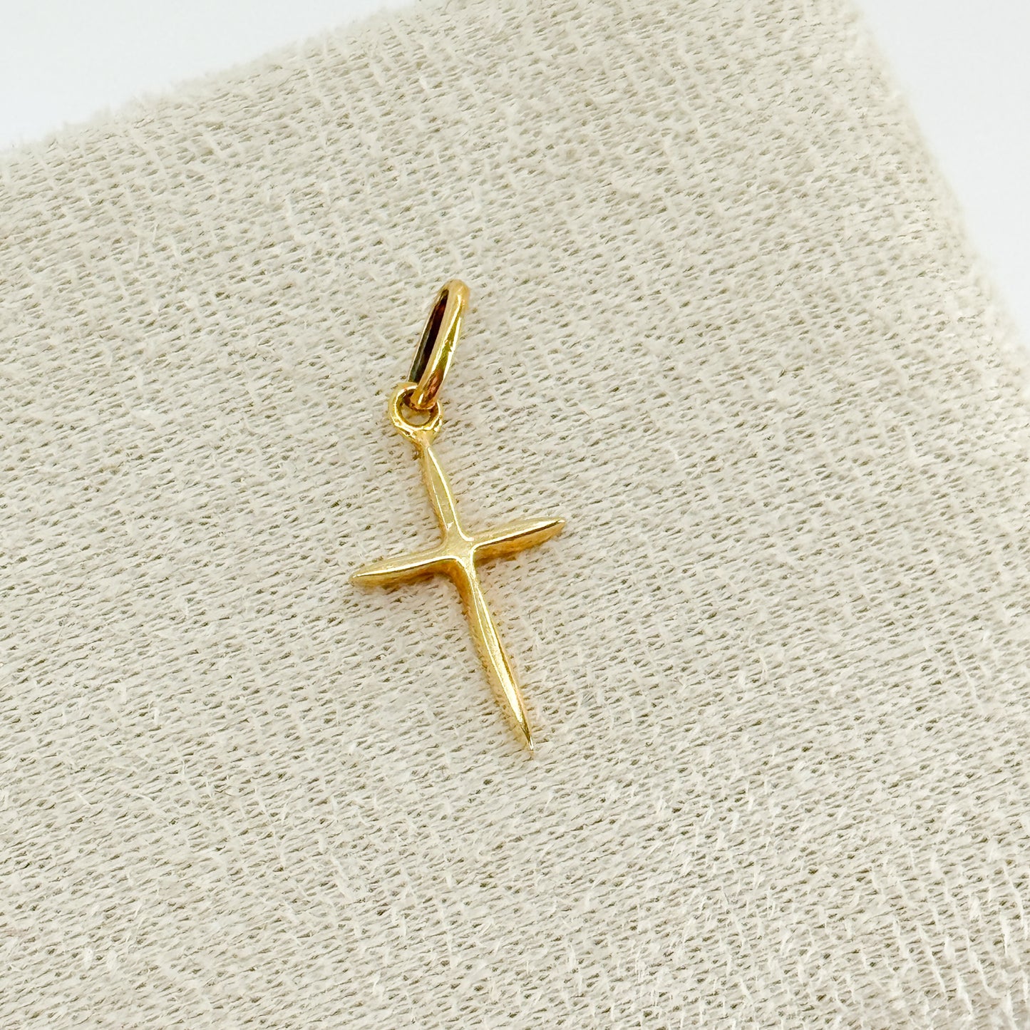 Dije Cruz Contorno Sagrado – Oro 18k