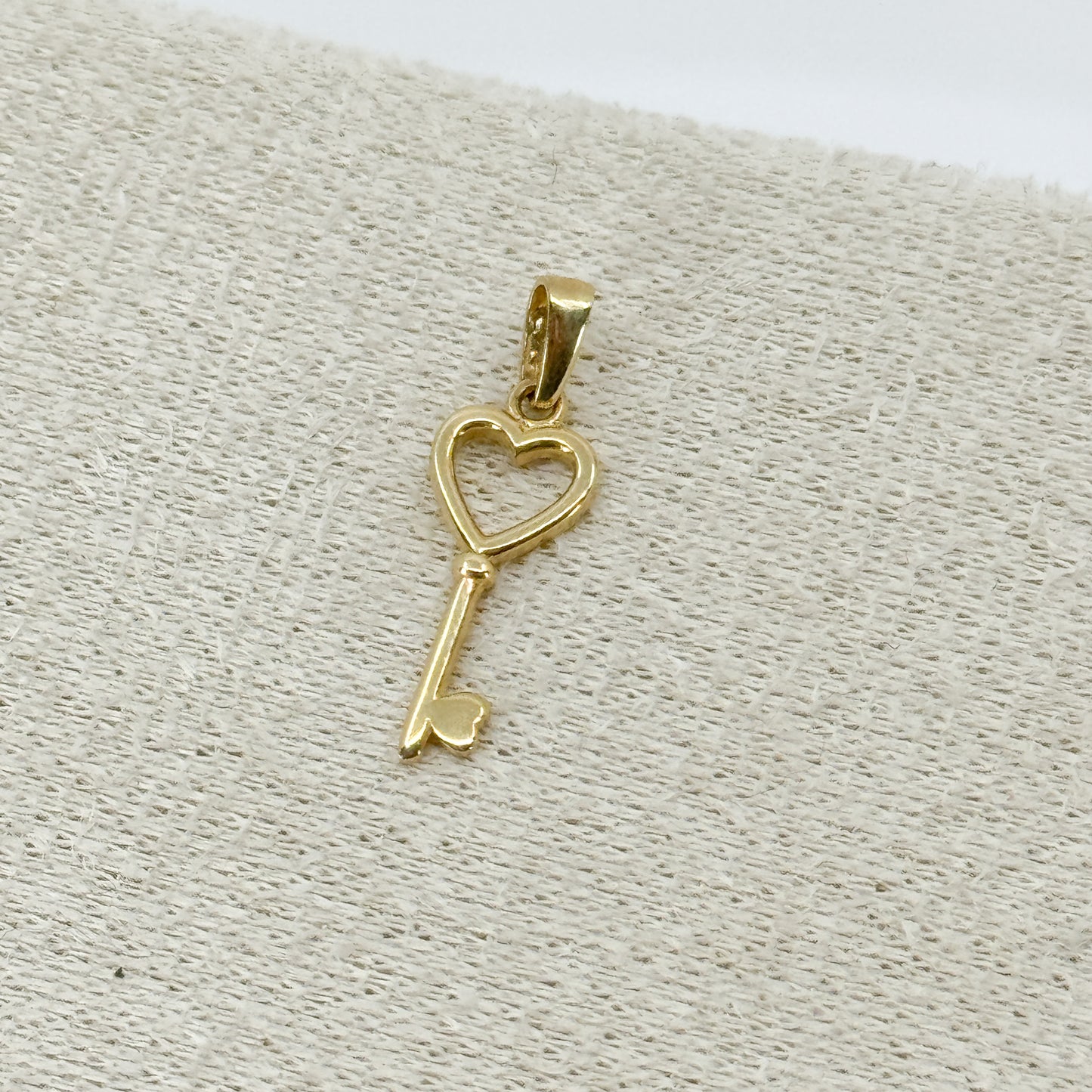Dije Llave Corazón Doble – Oro 18k