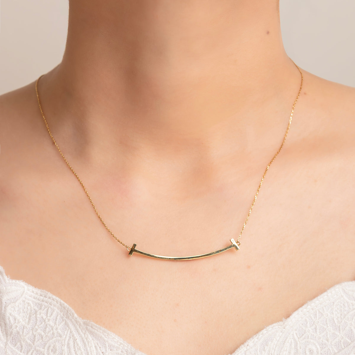Collar Barra Curva Minimalista 18k