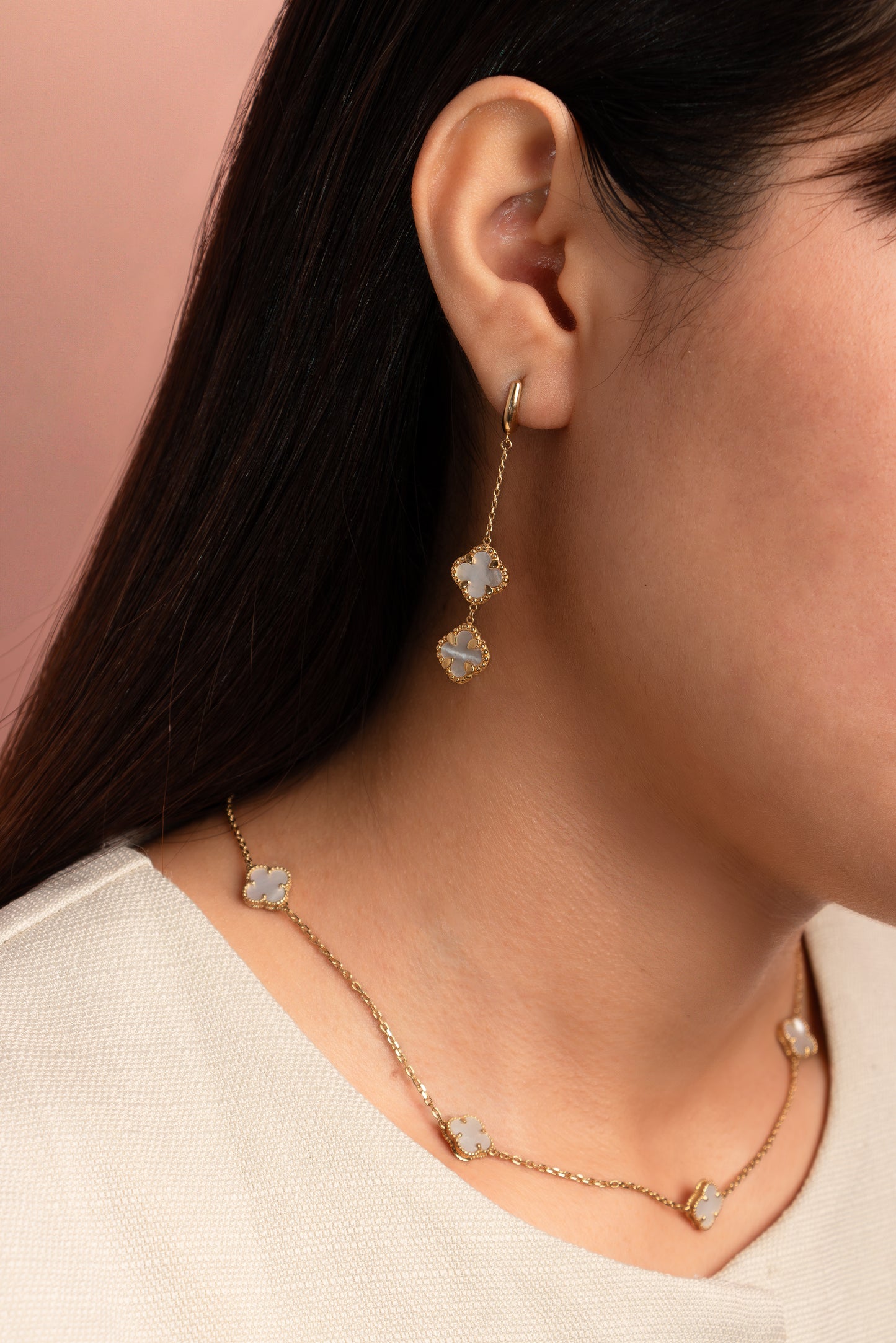 Aretes Trébol Doble Nácar en Oro 18k