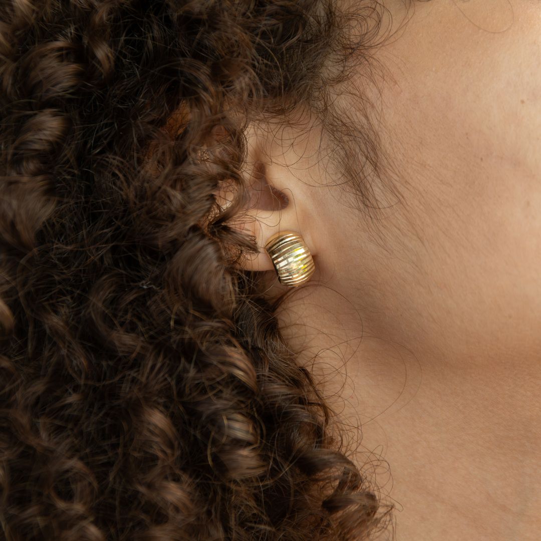 Aretes Clásicos 2 Facetados en Oro 18K