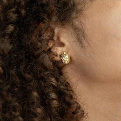 Aretes Clásicos 2 Facetados en Oro 18K