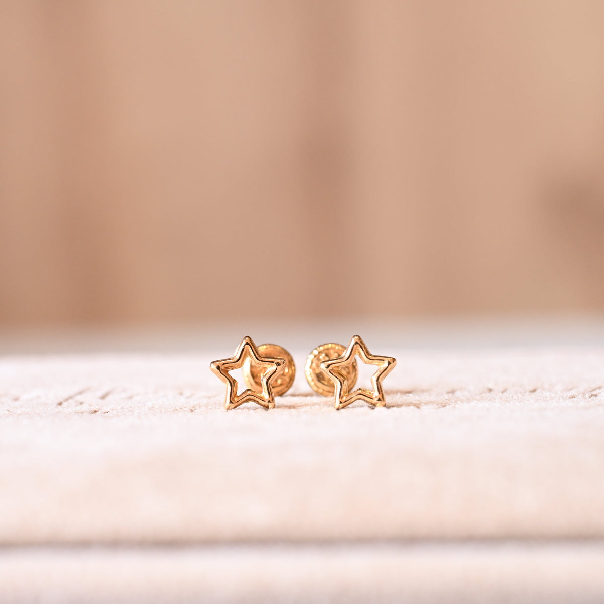 Aretes Estrella Delicada en Oro 18K