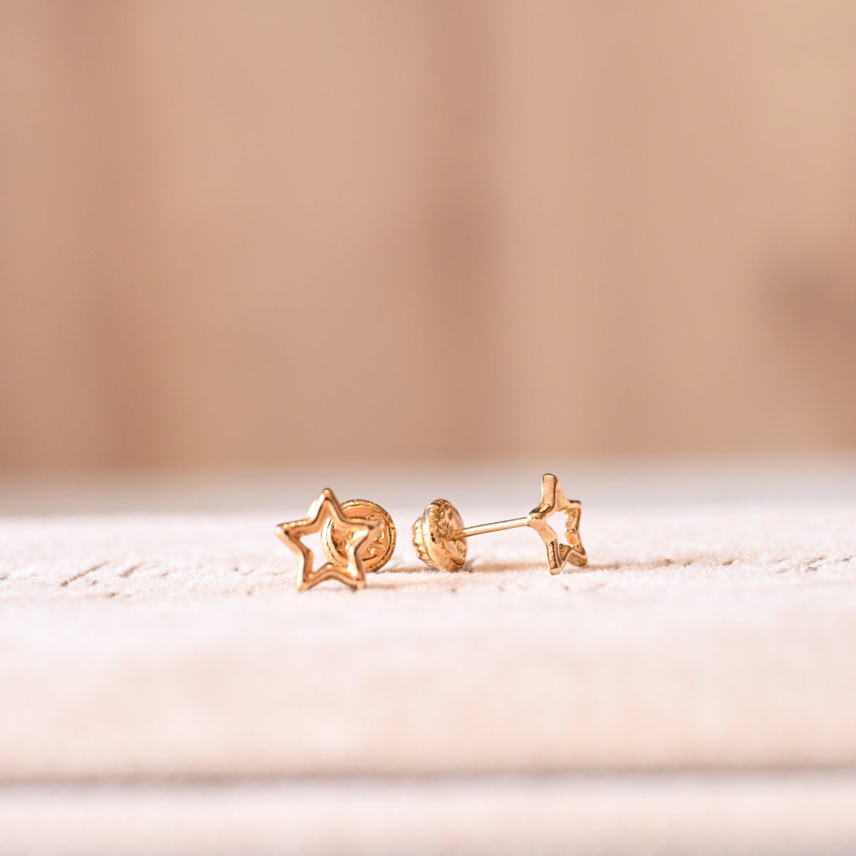 Aretes Estrella Delicada en Oro 18K