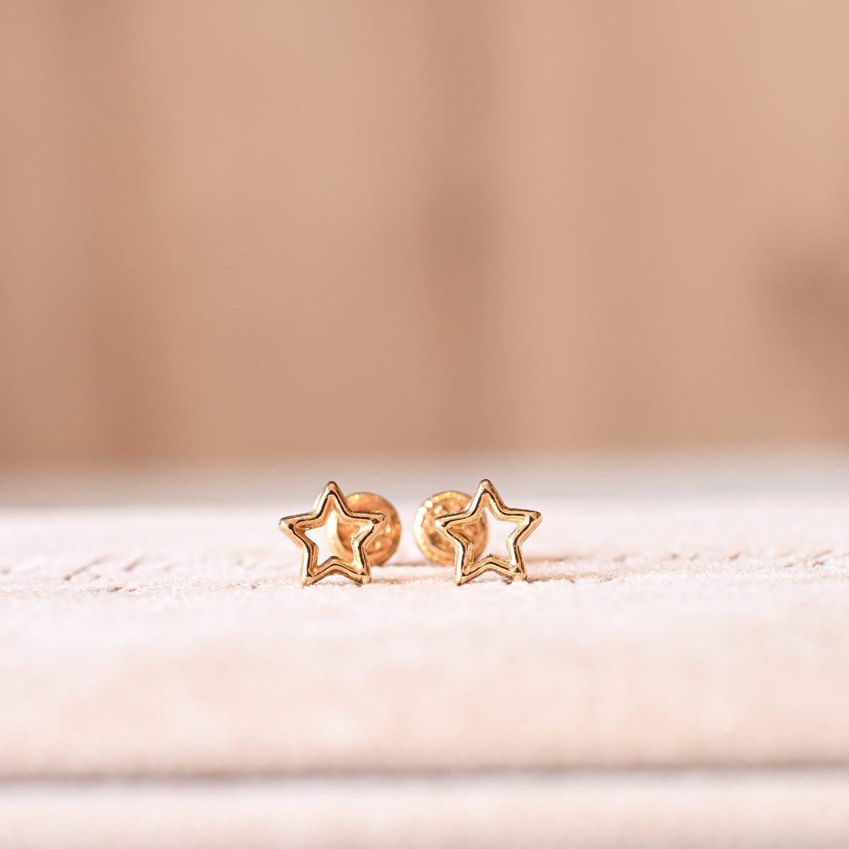 Aretes Estrella Delicada en Oro 18K