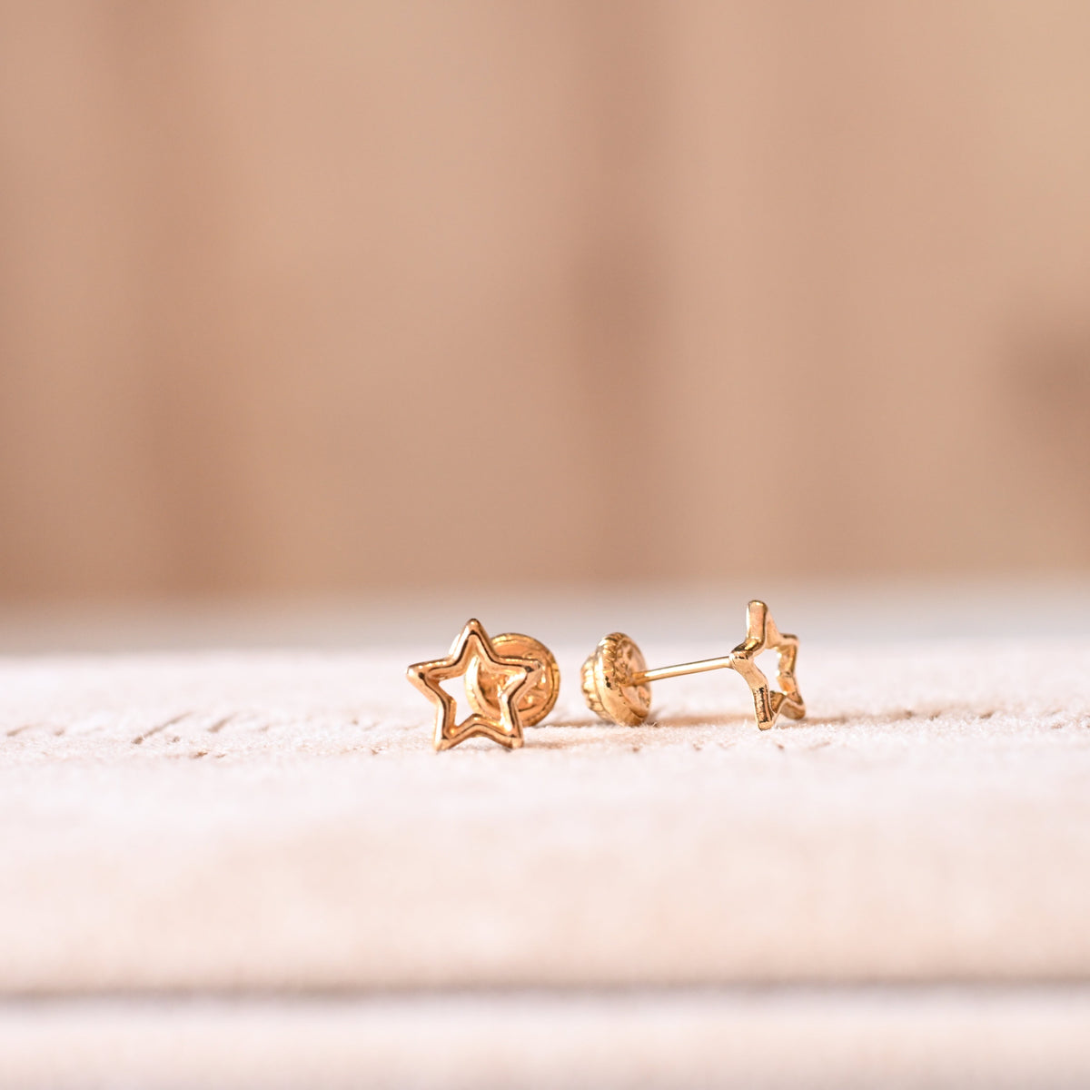 Aretes Estrella Delicada en Oro 18K