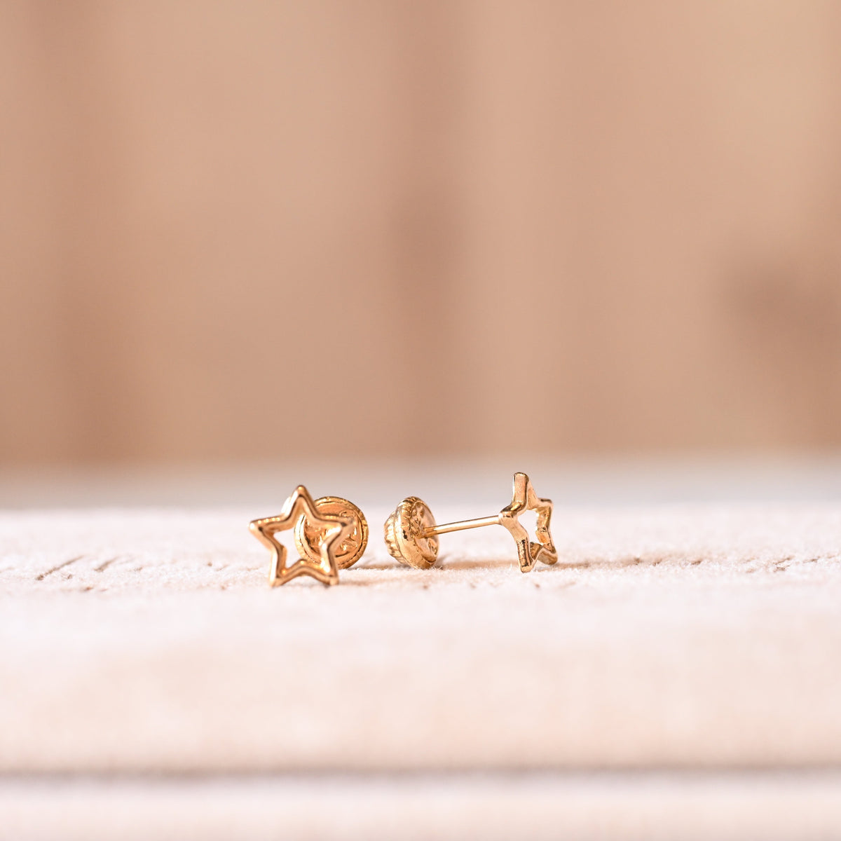 Aretes Estrella Delicada en Oro 18K
