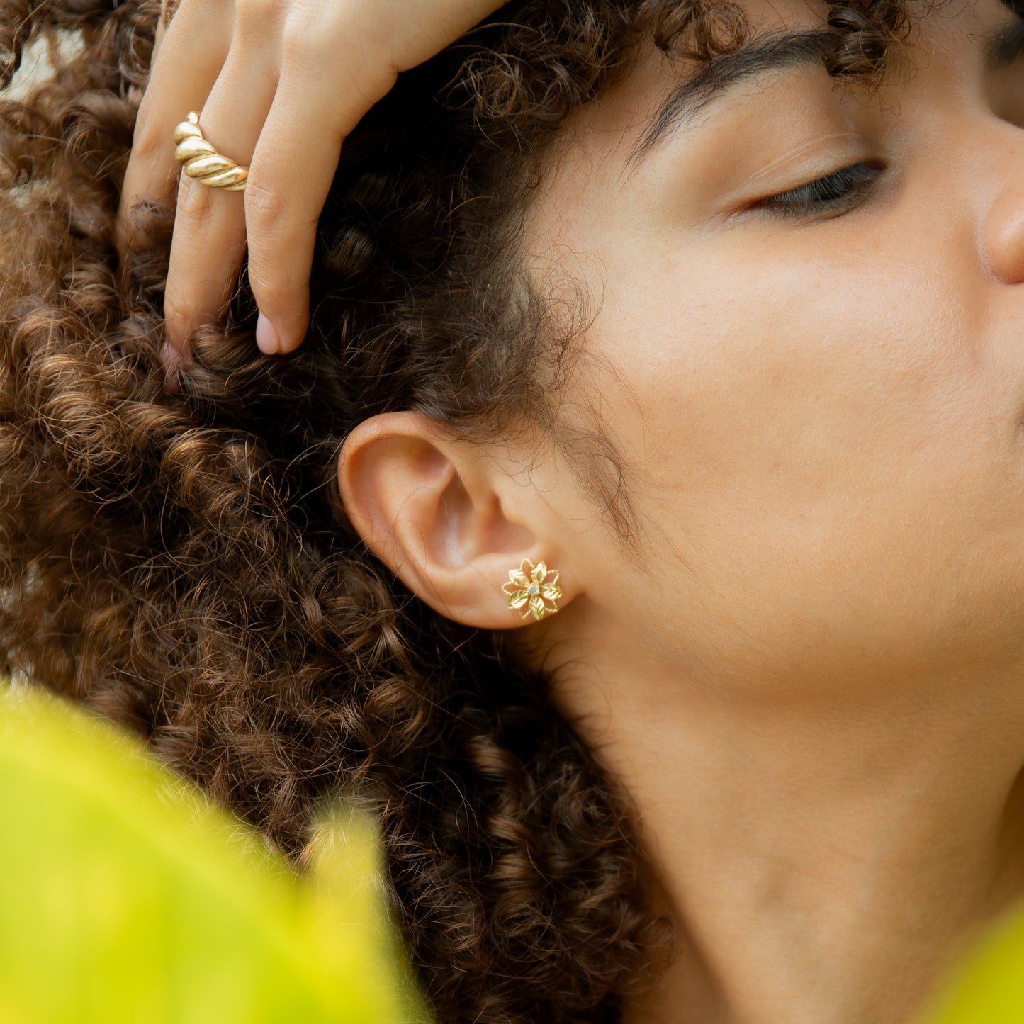 Aretes Flor Destello en Oro 18K
