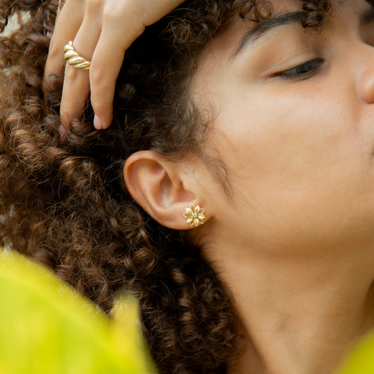 Aretes Flor Destello en Oro 18K