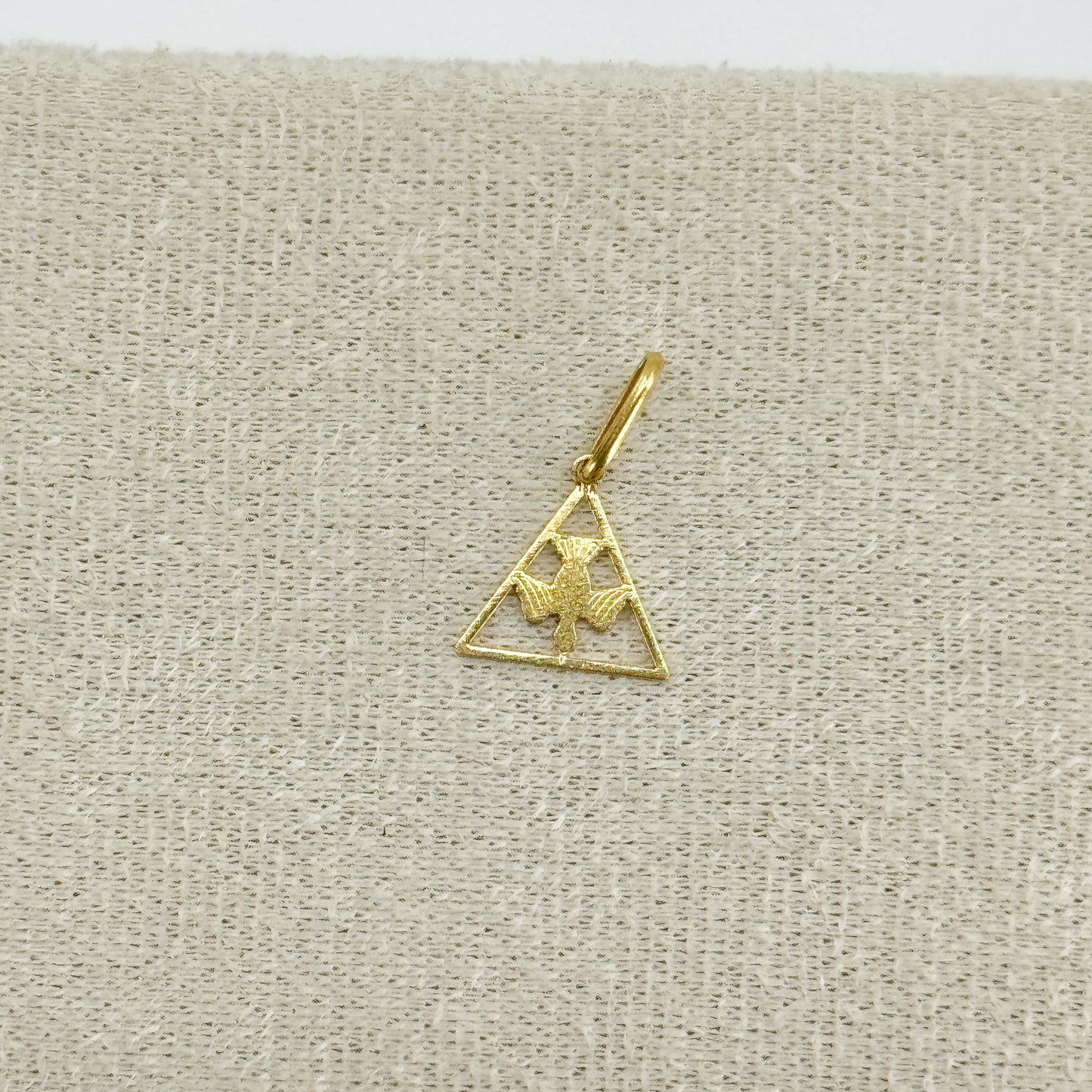 Dije “Triángulo de la Paz”