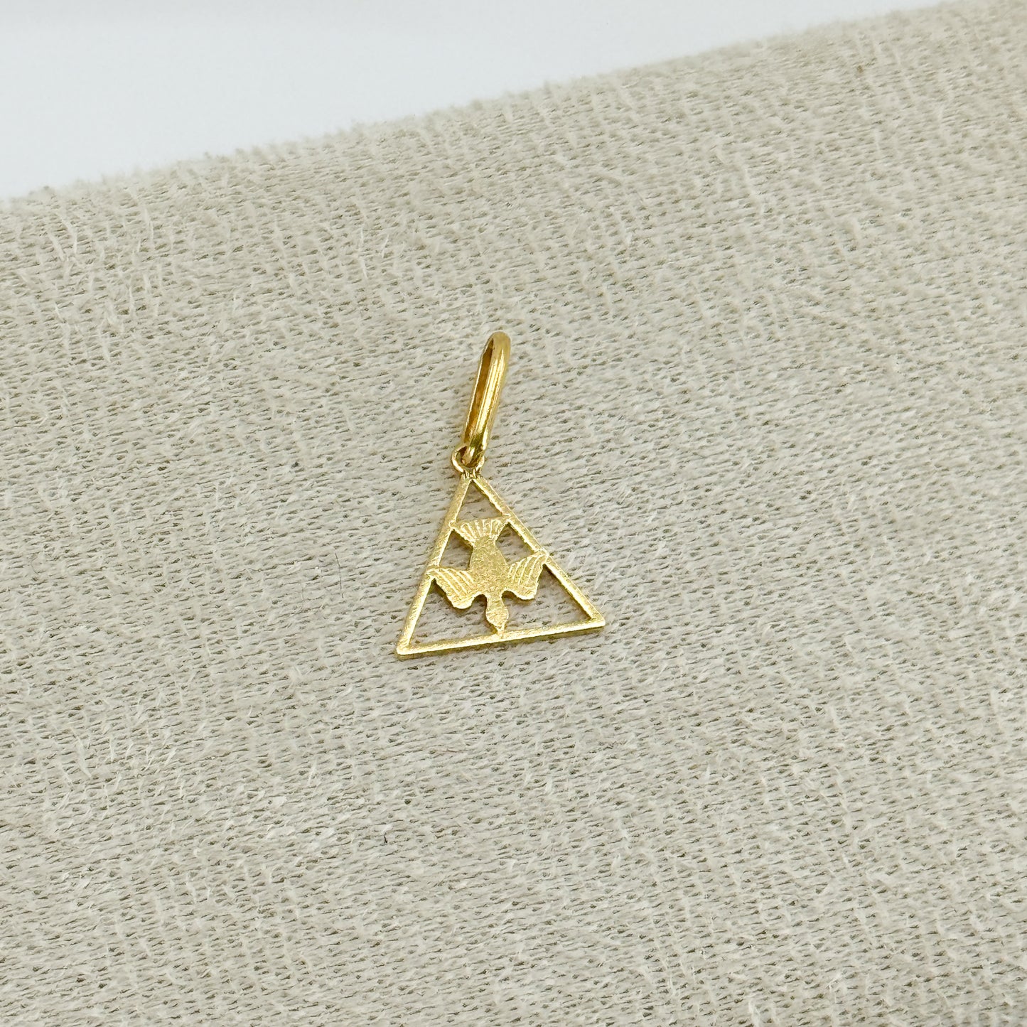 Dije “Triángulo de la Paz”