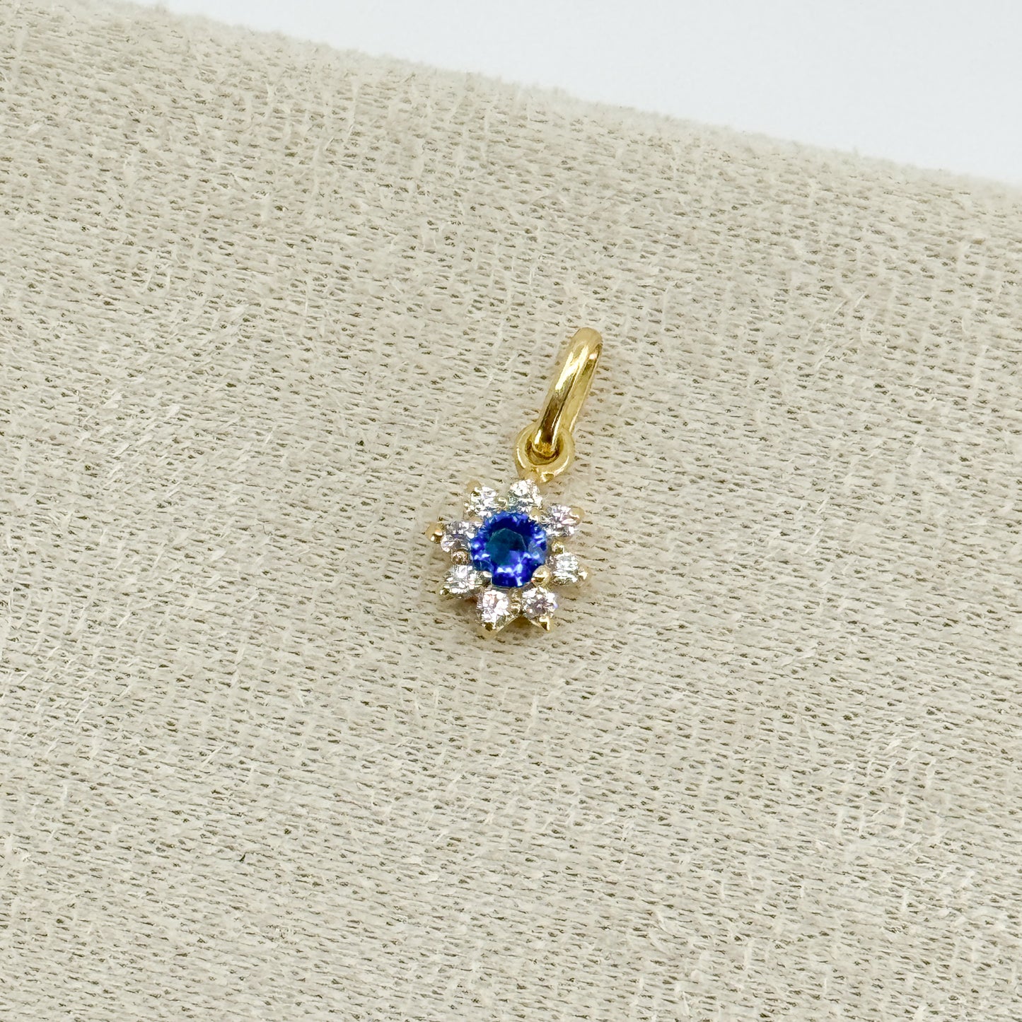 Dije Roseta con piedra azul en oro 18k ✨