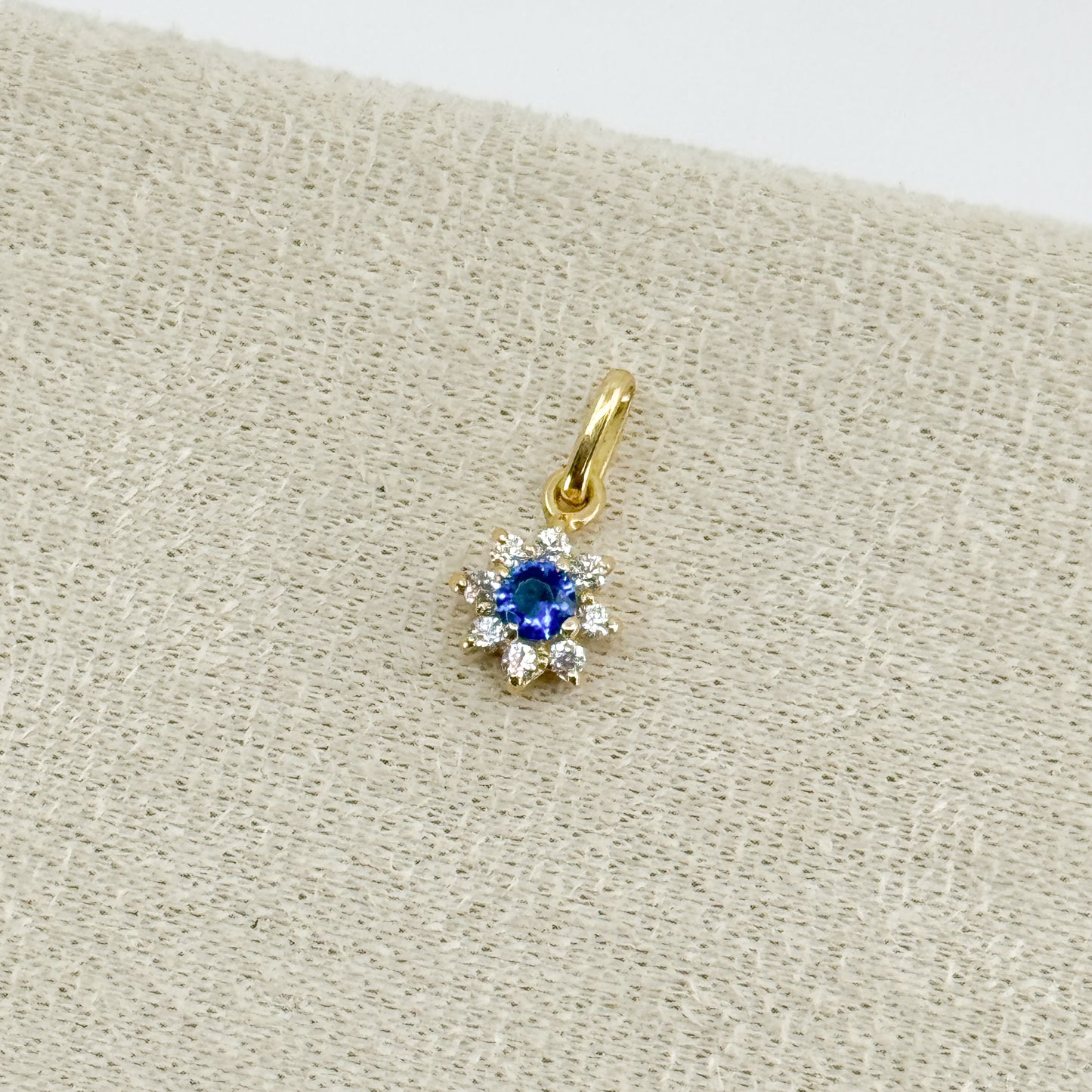 Dije Roseta con piedra azul en oro 18k ✨