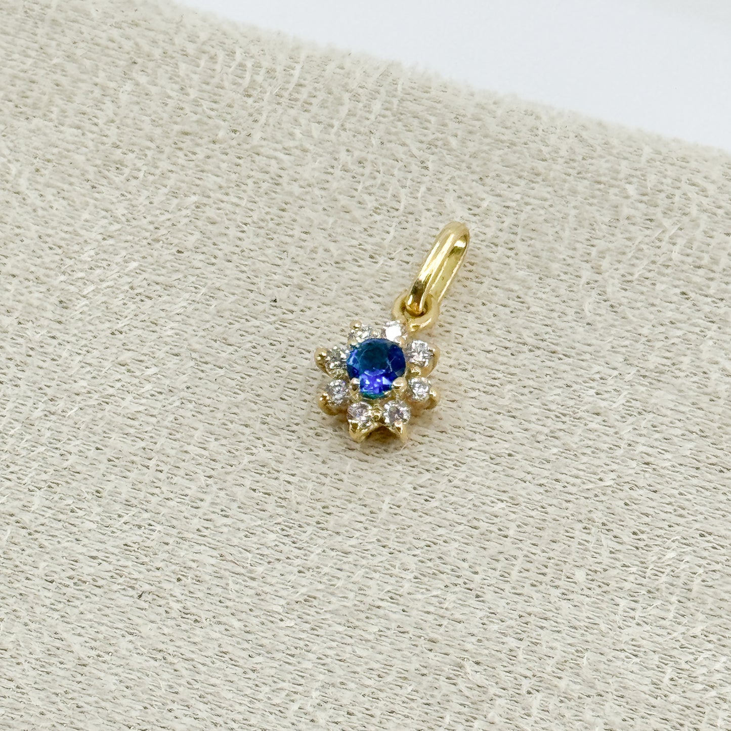 Dije Roseta con piedra azul en oro 18k ✨