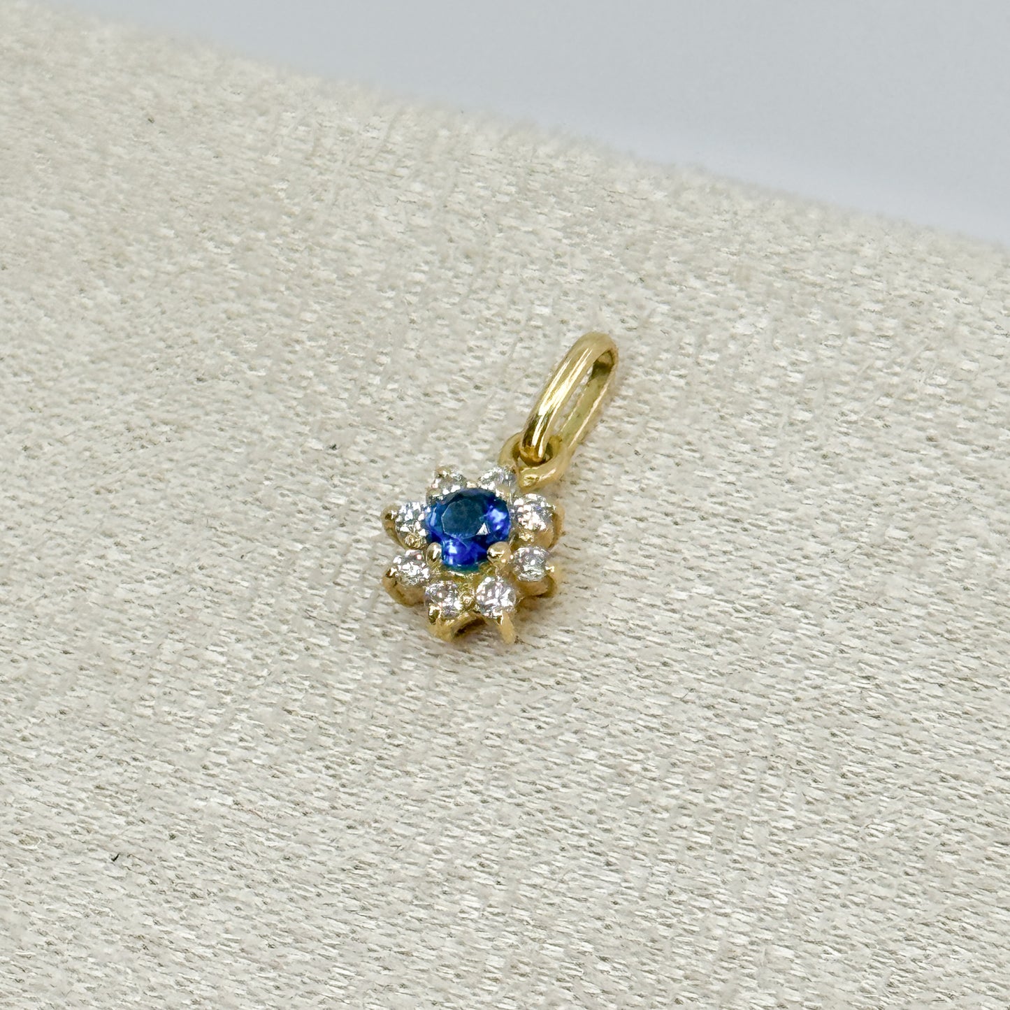 Dije Roseta con piedra azul en oro 18k ✨