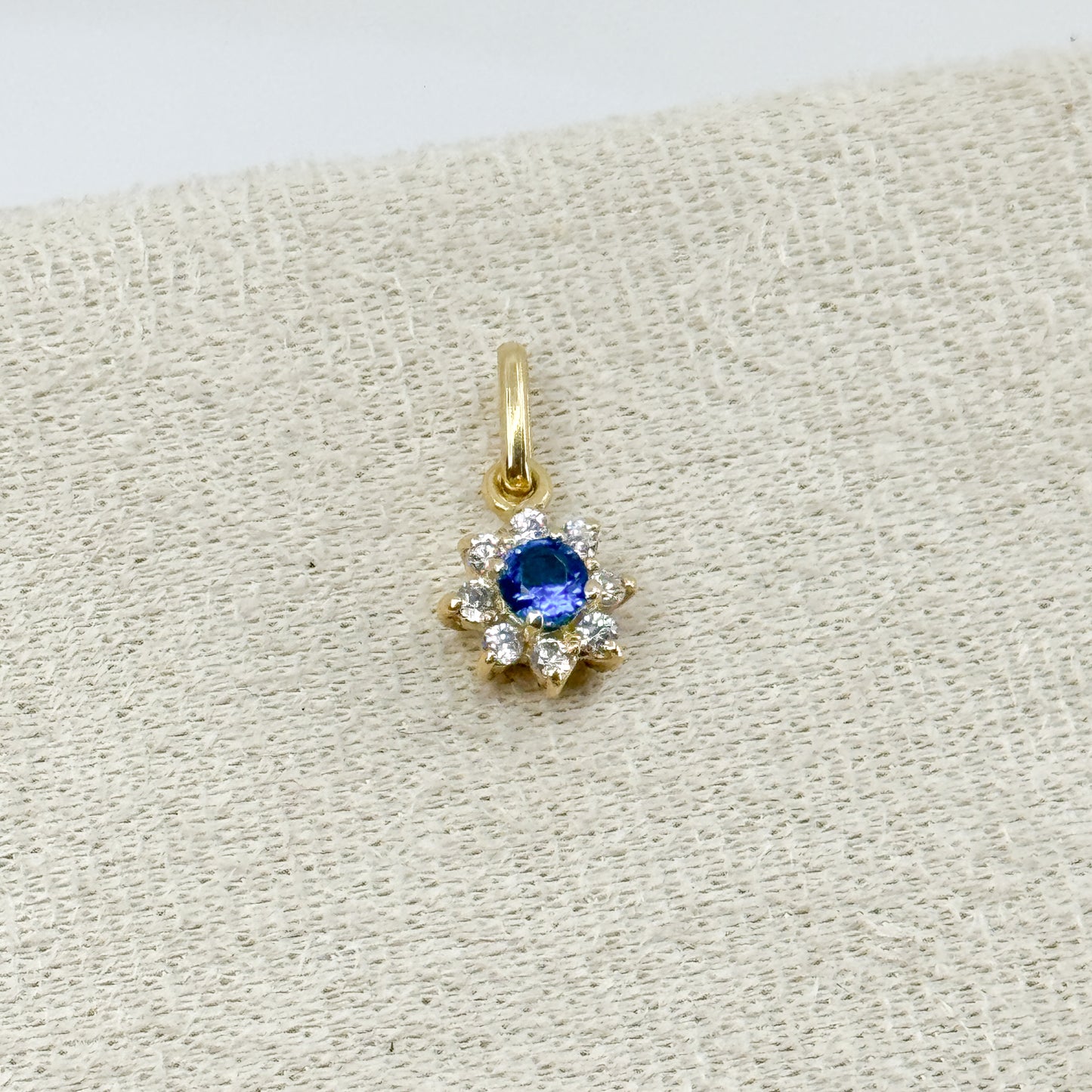 Dije Roseta con piedra azul en oro 18k ✨