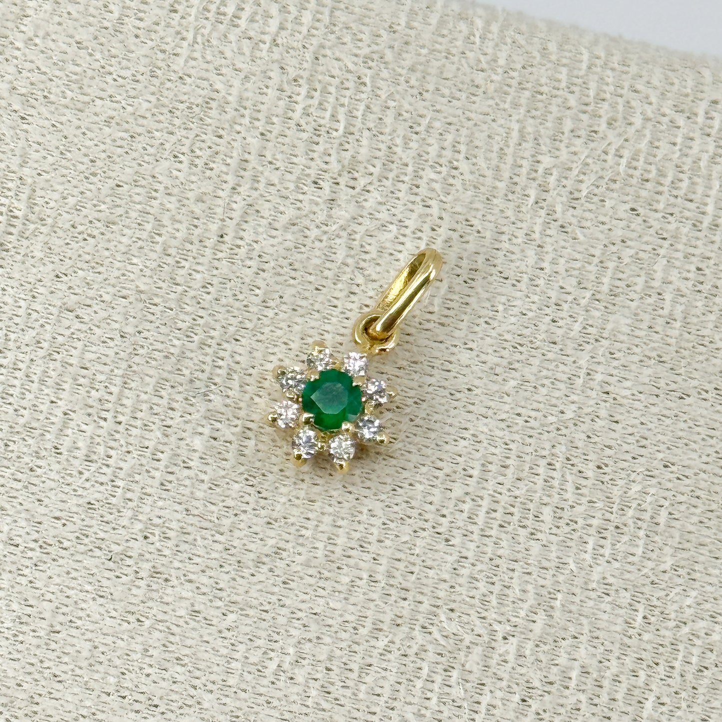 Dije Roseta con piedra verde en oro 18k ✨