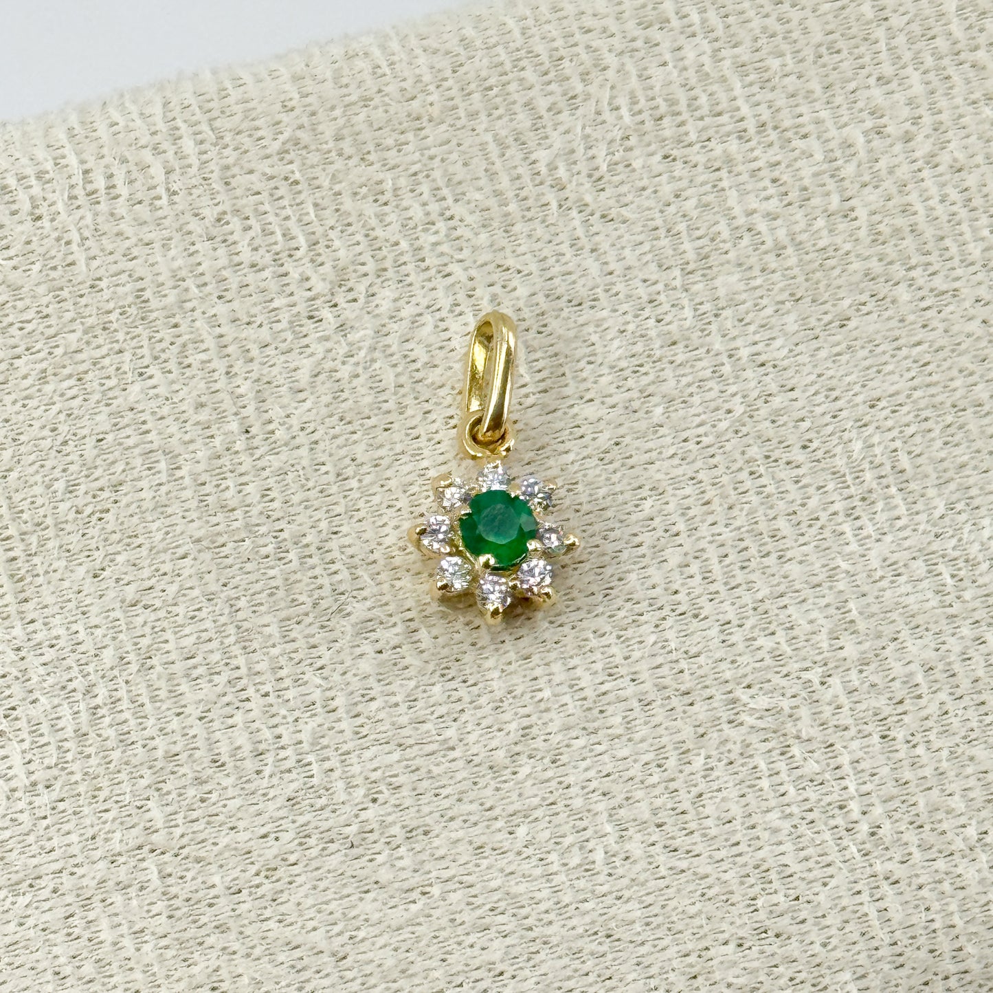 Dije Roseta con piedra verde en oro 18k ✨
