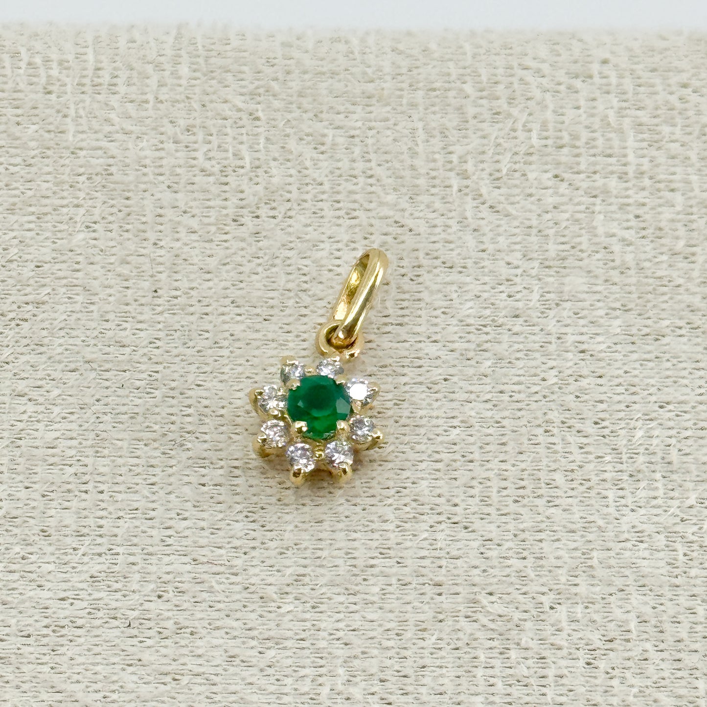 Dije Roseta con piedra verde en oro 18k ✨