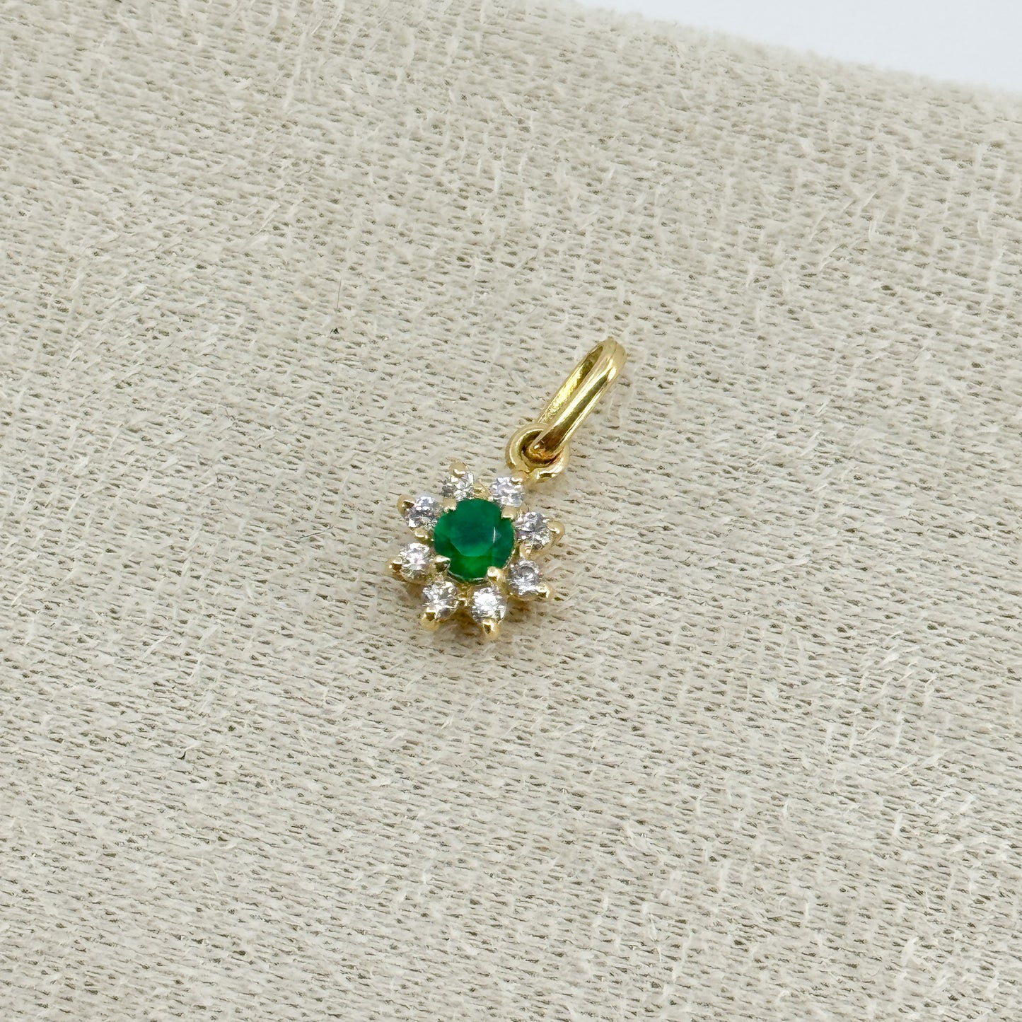 Dije Roseta con piedra verde en oro 18k ✨