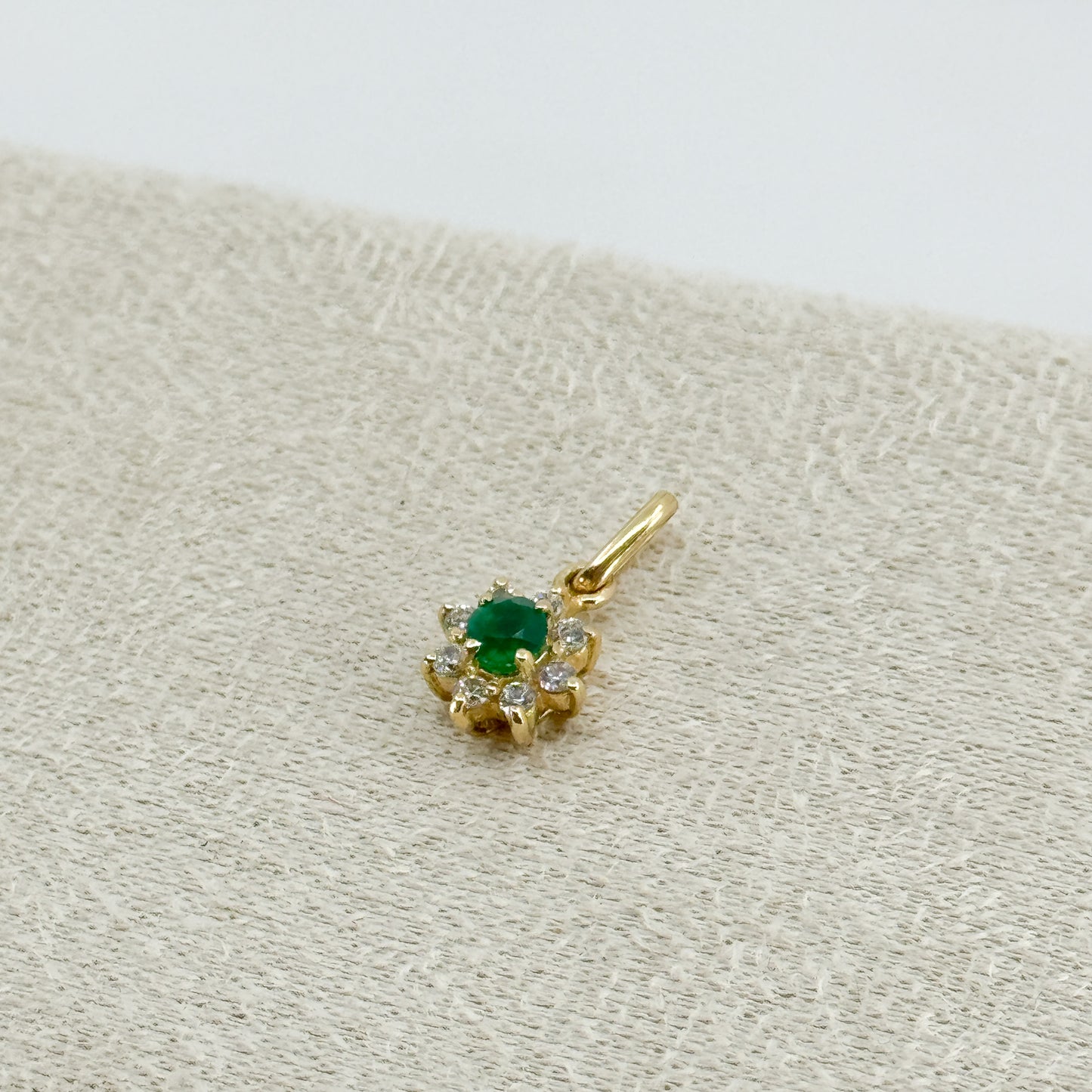 Dije Roseta con piedra verde en oro 18k ✨
