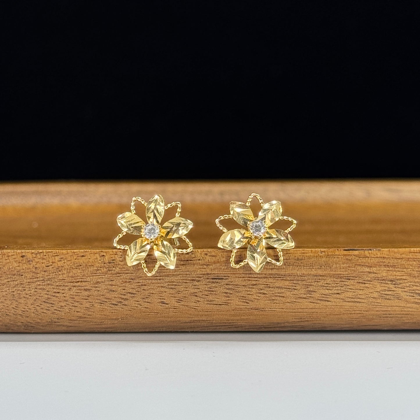 Aretes Flor Destello en Oro 18K