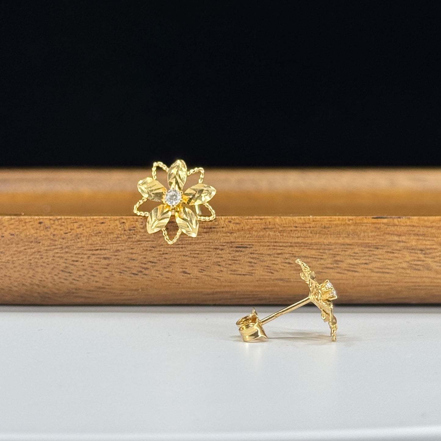 Aretes Flor Destello en Oro 18K