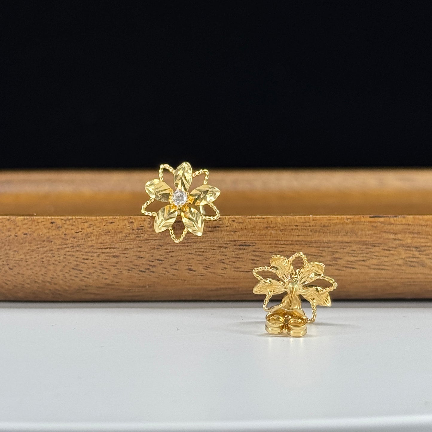 Aretes Flor Destello en Oro 18K