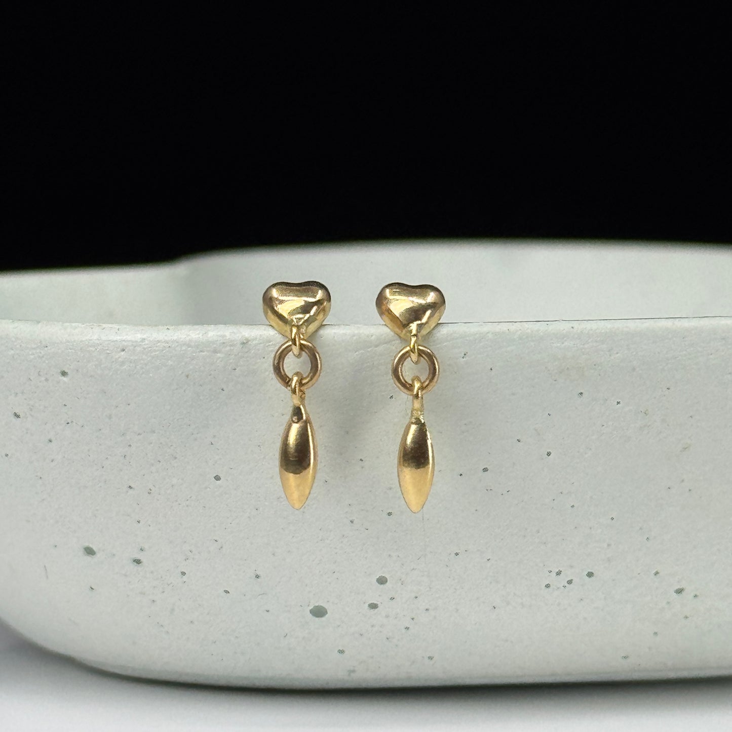 Aretes Corazón Brillo Colgante en Oro 18K