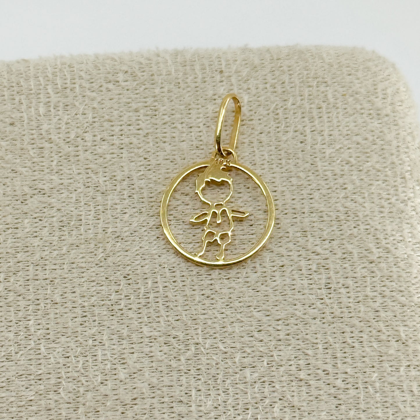 Dije Niño en Placa Redonda oro 18k ✨