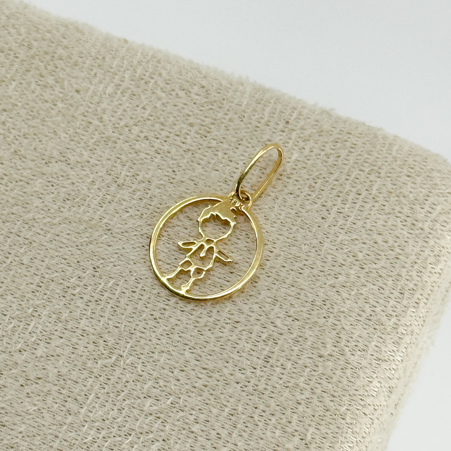 Dije Niño en Placa Redonda oro 18k ✨