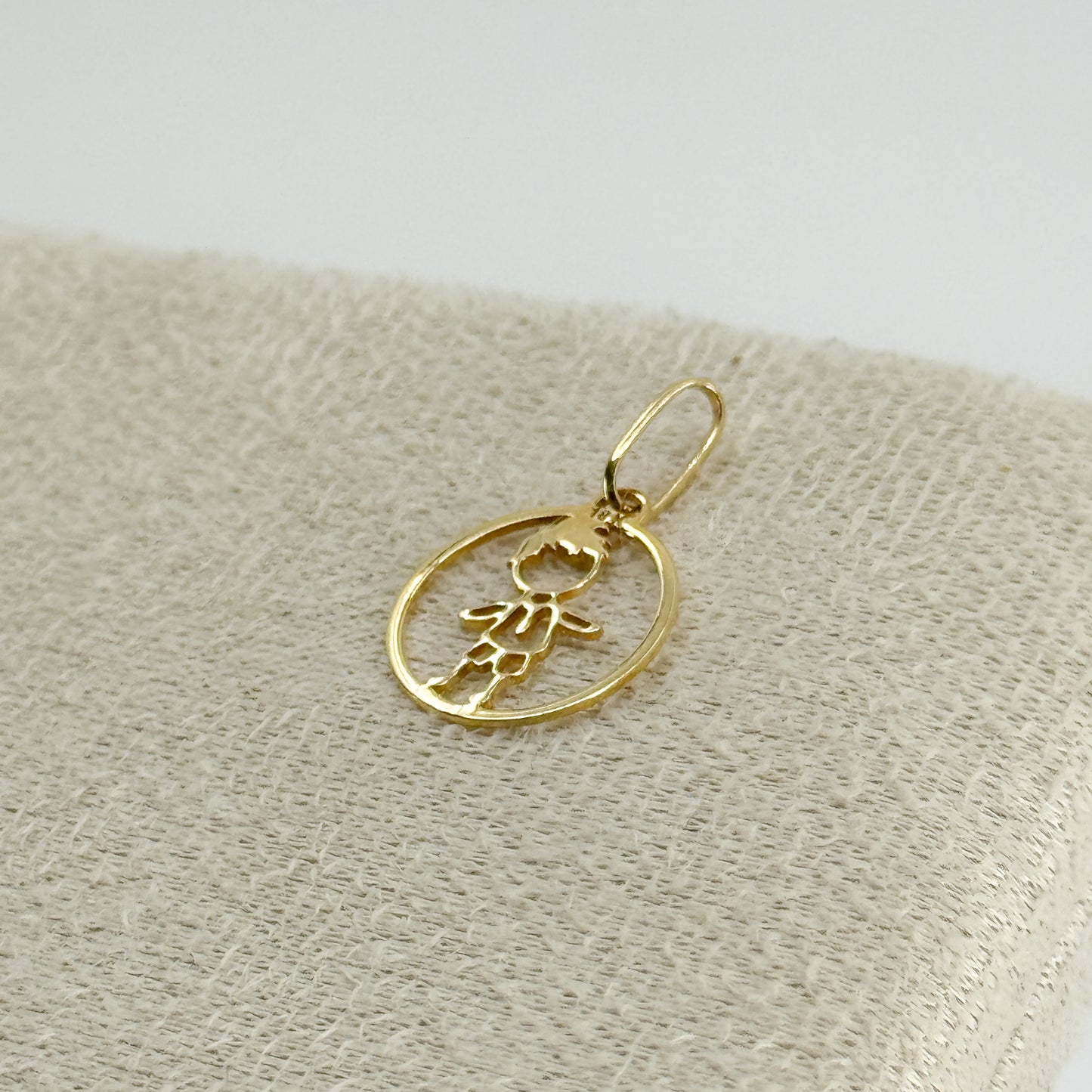 Dije Niño en Placa Redonda oro 18k ✨