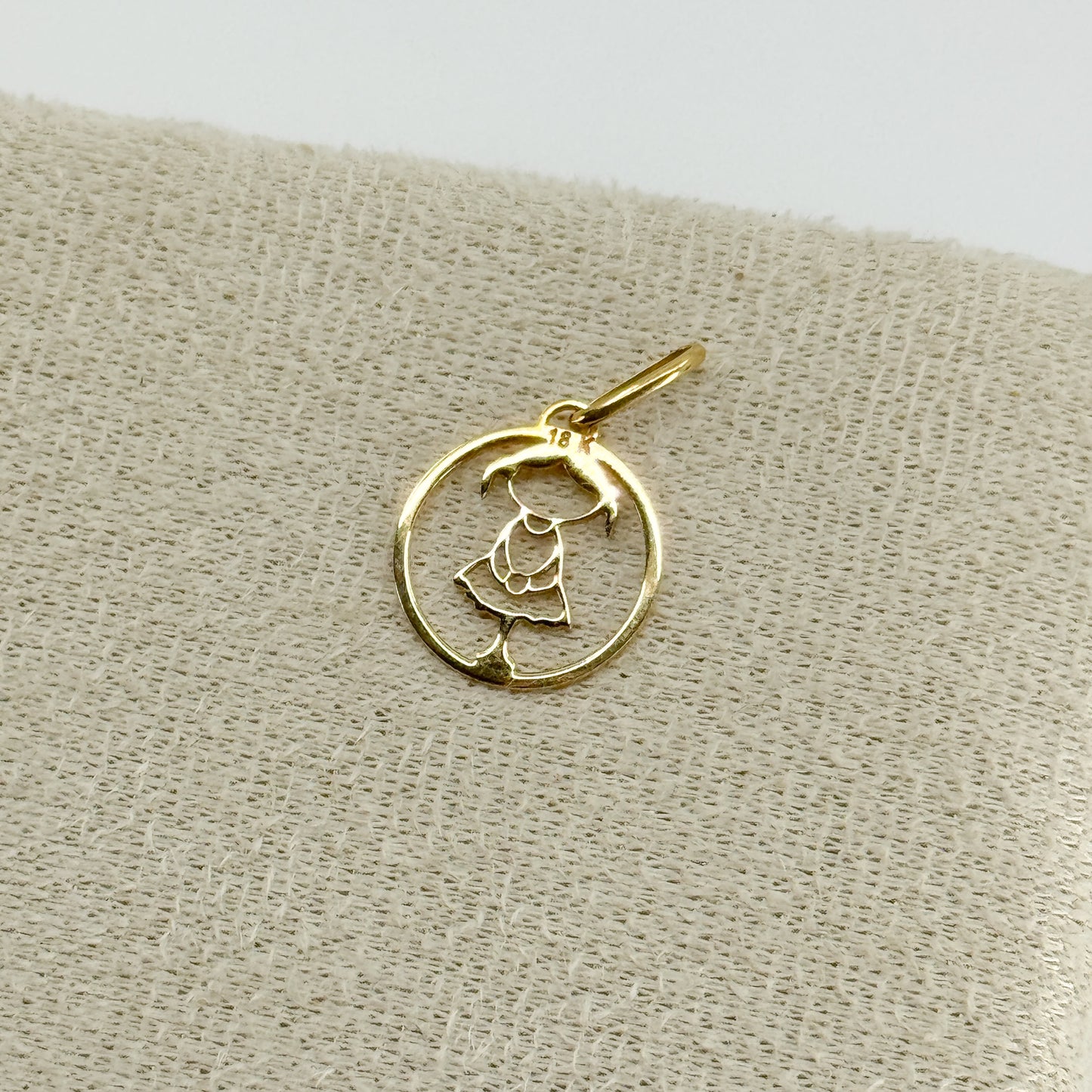 Dije Niña en Placa Redonda oro 18k ✨