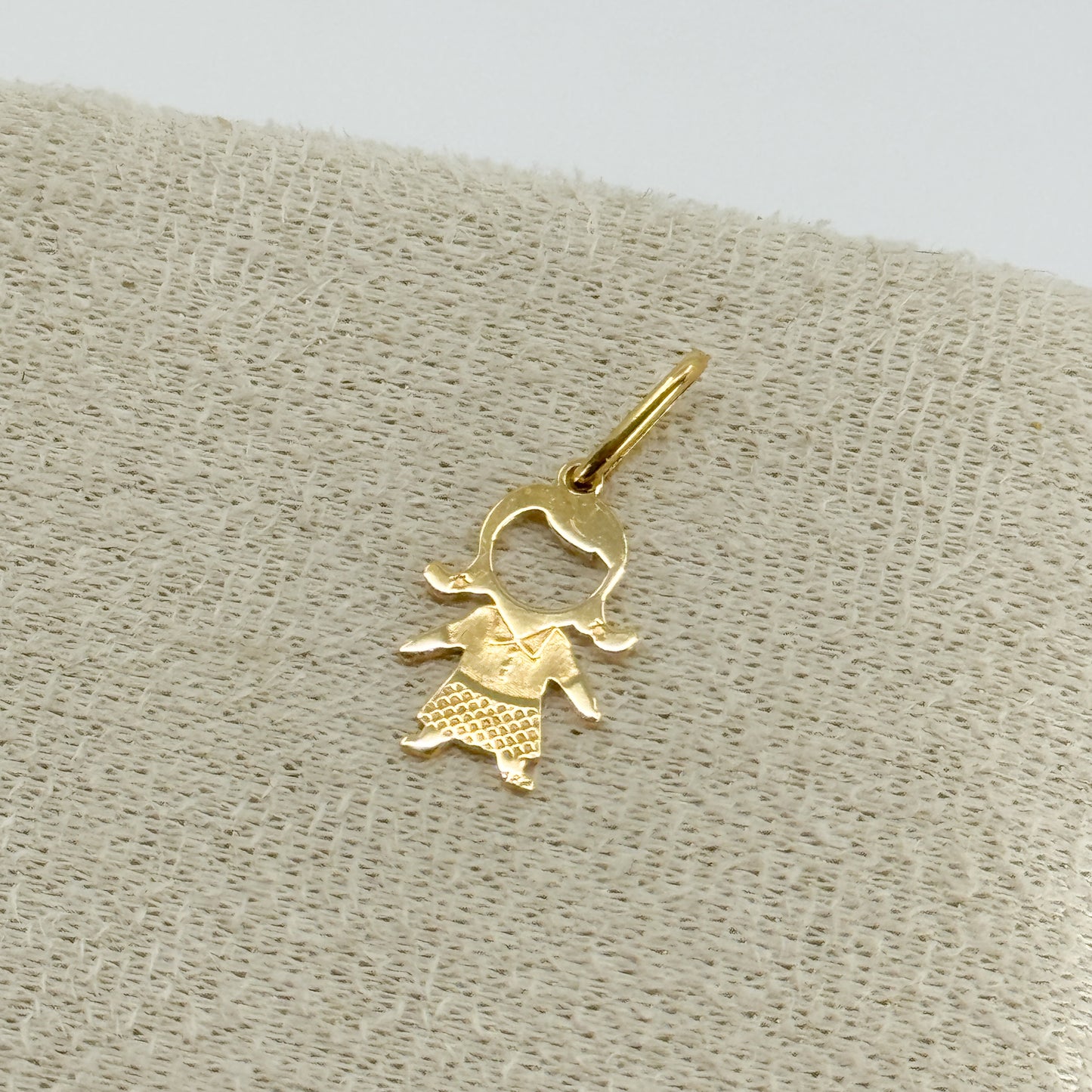 Dije Niña en Placa oro 18k ✨