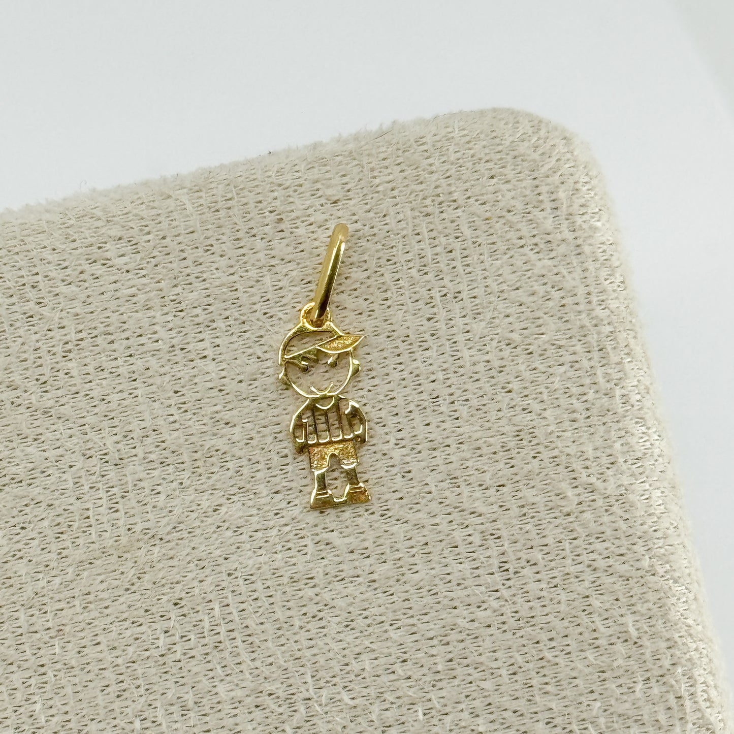 Dije Niño con Gorrito oro 18k ✨