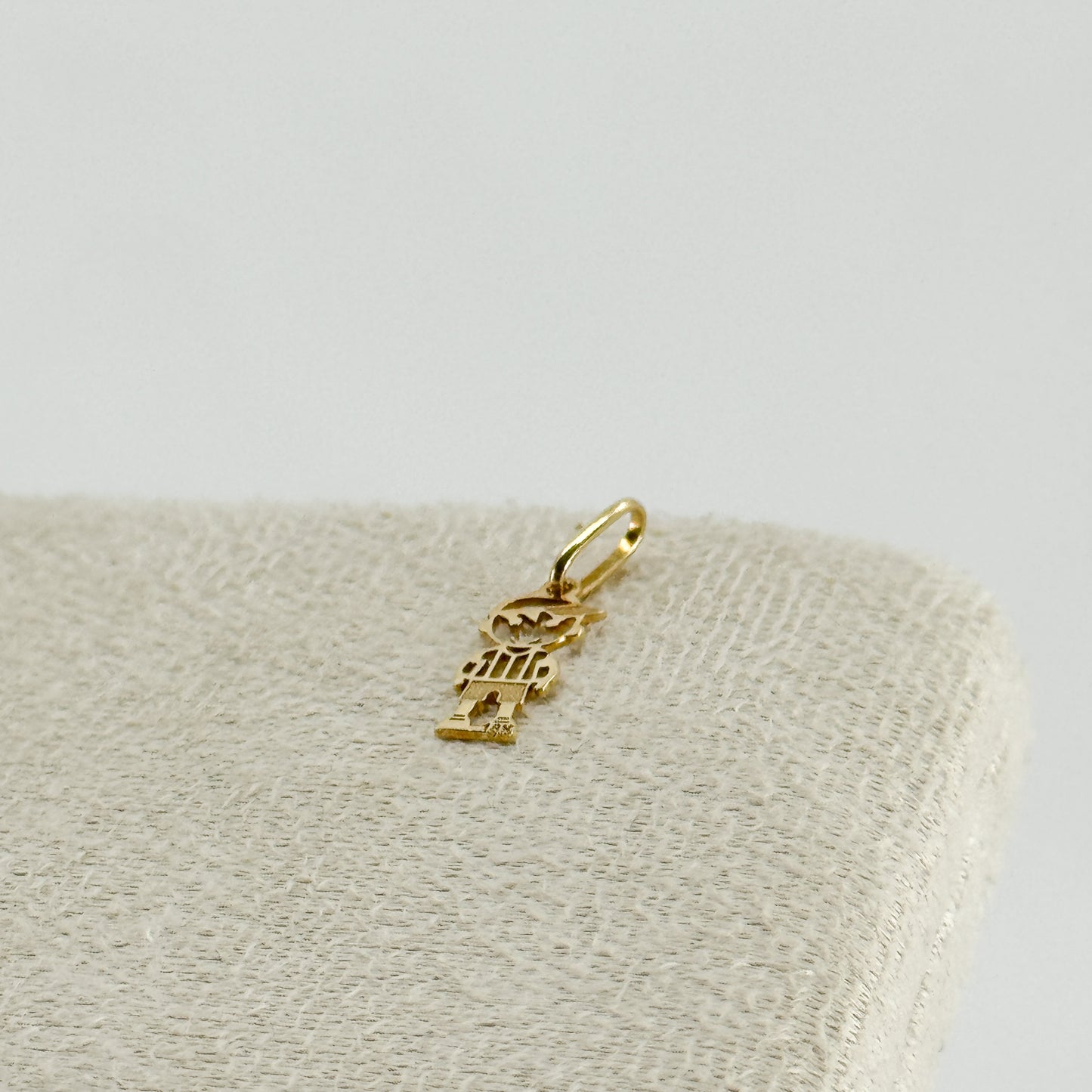 Dije Niño con Gorrito oro 18k ✨